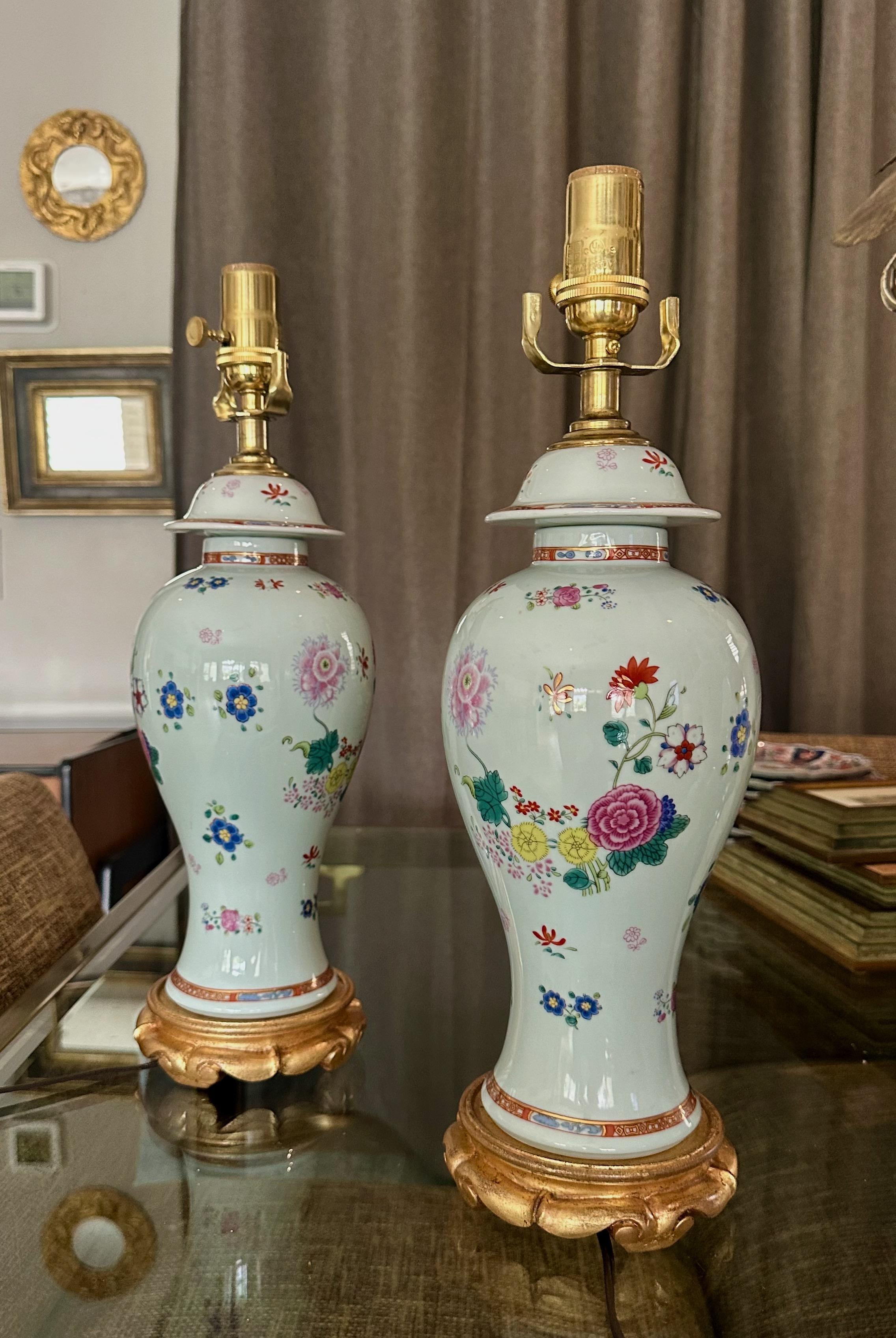 Milieu du XXe siècle Paire de lampes de bureau japonaises Aichi en porcelaine à fleurs en vente