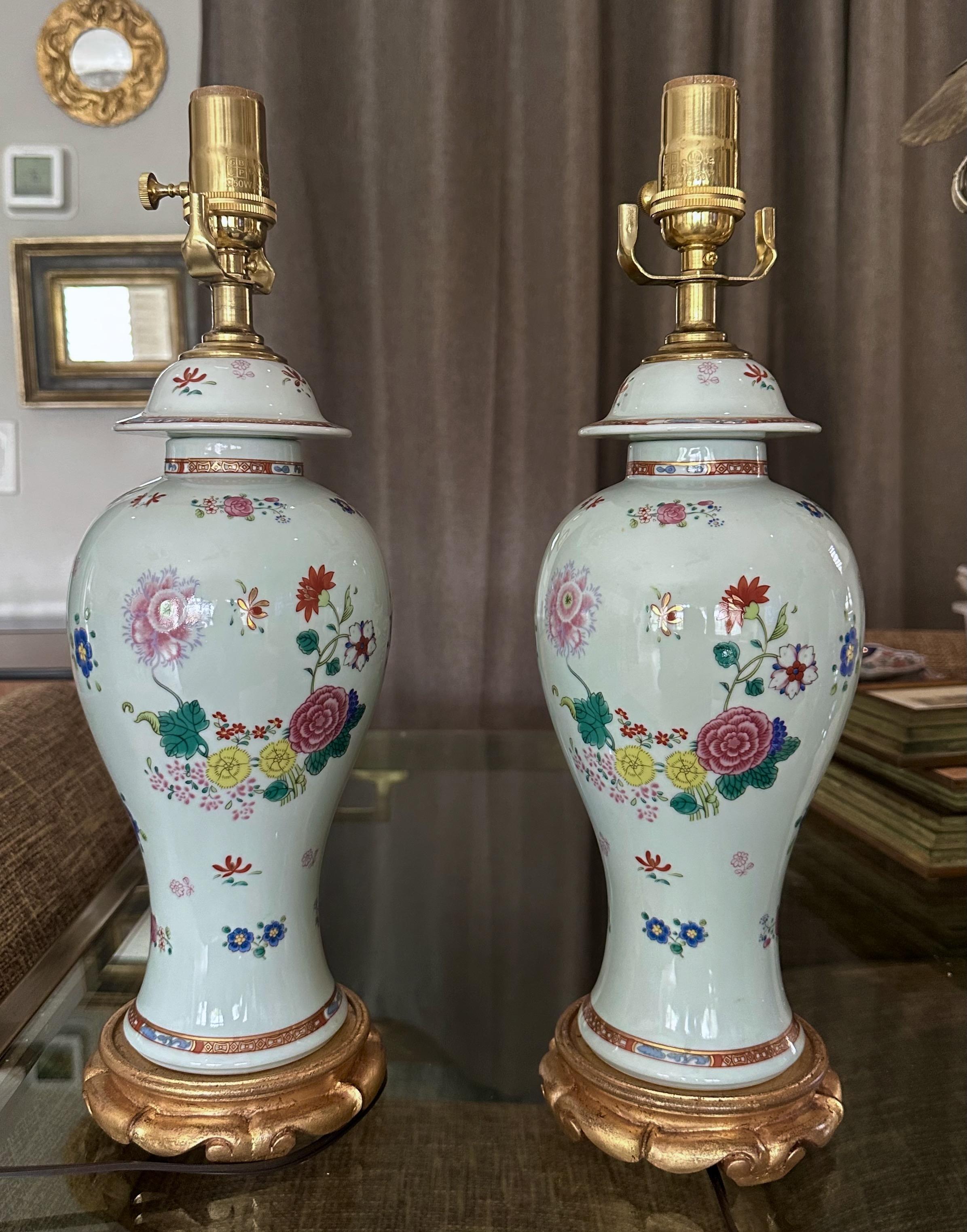 Bois doré Paire de lampes de bureau japonaises Aichi en porcelaine à fleurs en vente