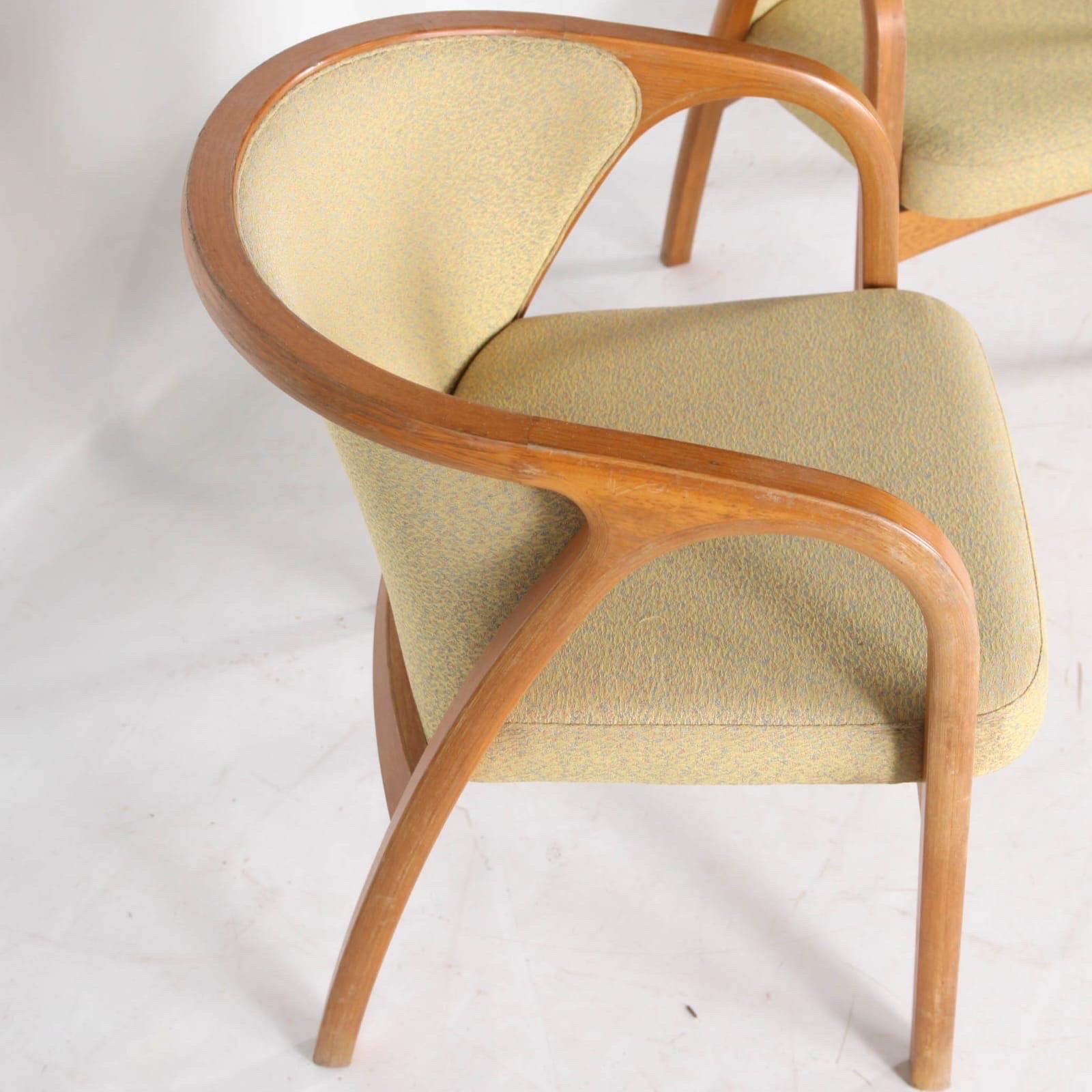 Rara coppia di poltrone giapponesi degli anni '70. Un design incantevole, poco volume e grande comfort.
Ottime condizioni 