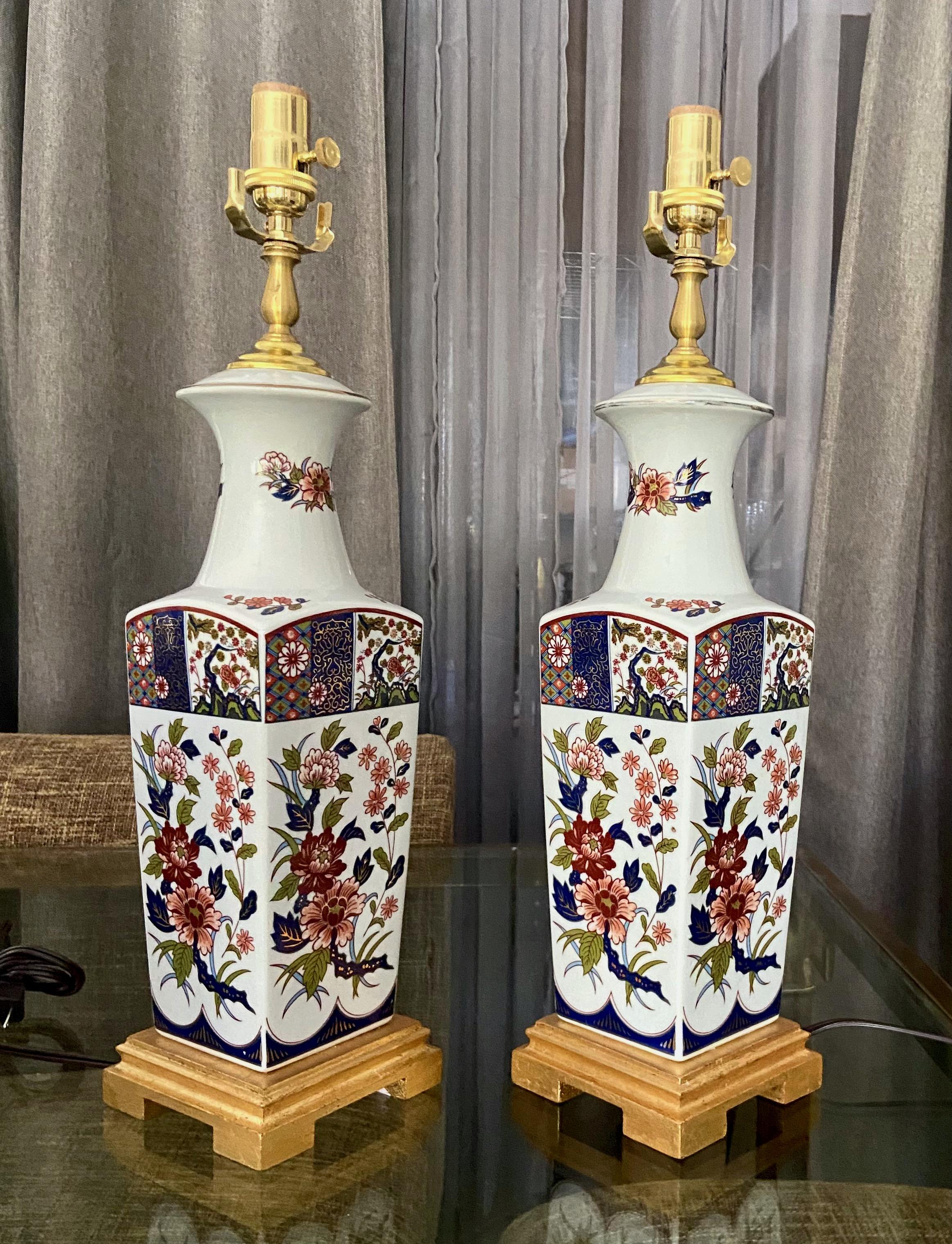 Pair of Japanese Asian Imari Porcelain Table Lamps For Sale 11