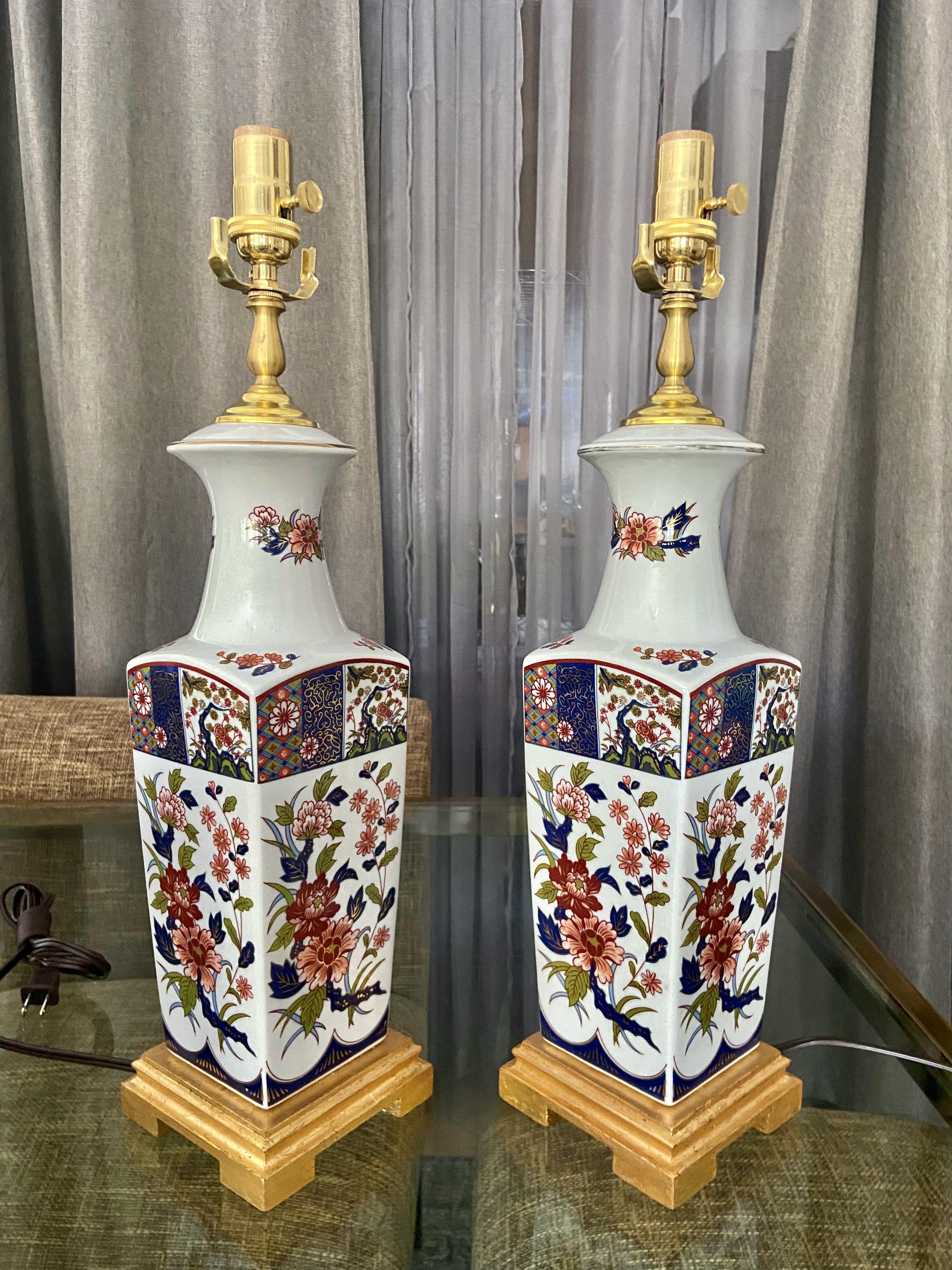 Paar japanisch-asiatische Imari-Porzellan-Tischlampen (Japanisch) im Angebot