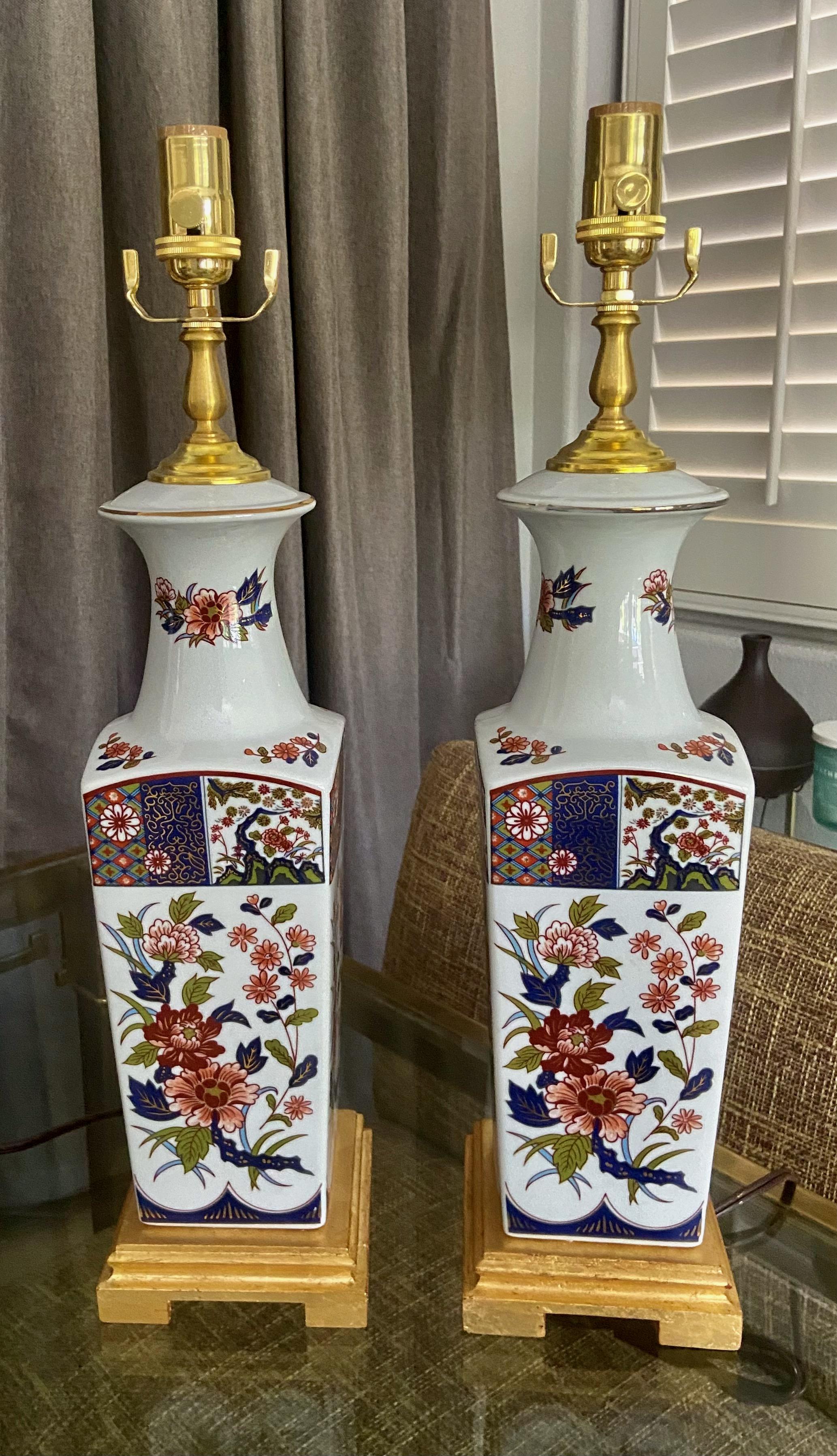 Paire de lampes de bureau japonaises asiatiques en porcelaine Imari Bon état - En vente à Palm Springs, CA