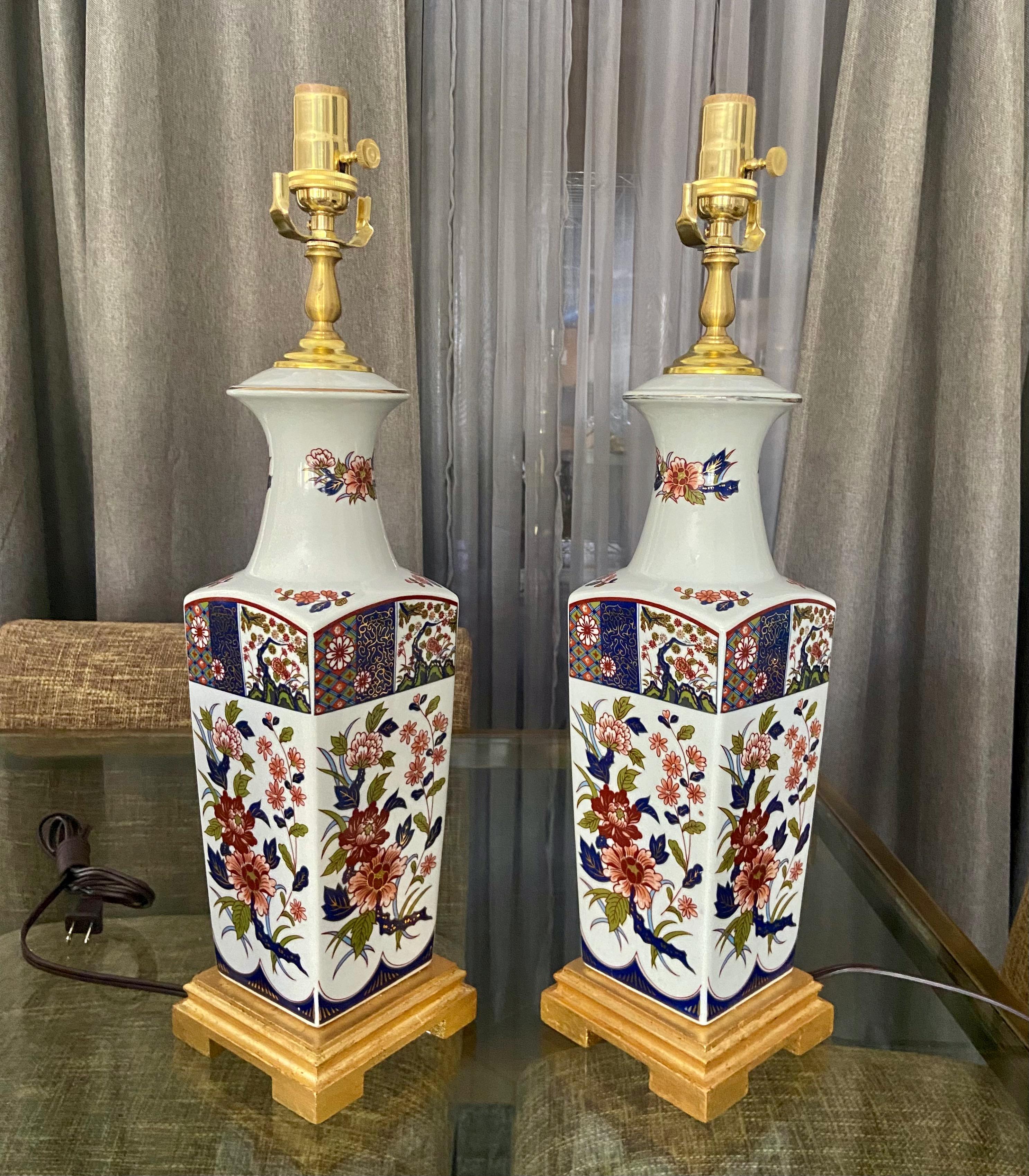 Brass Pair of Japanese Asian Imari Porcelain Table Lamps For Sale