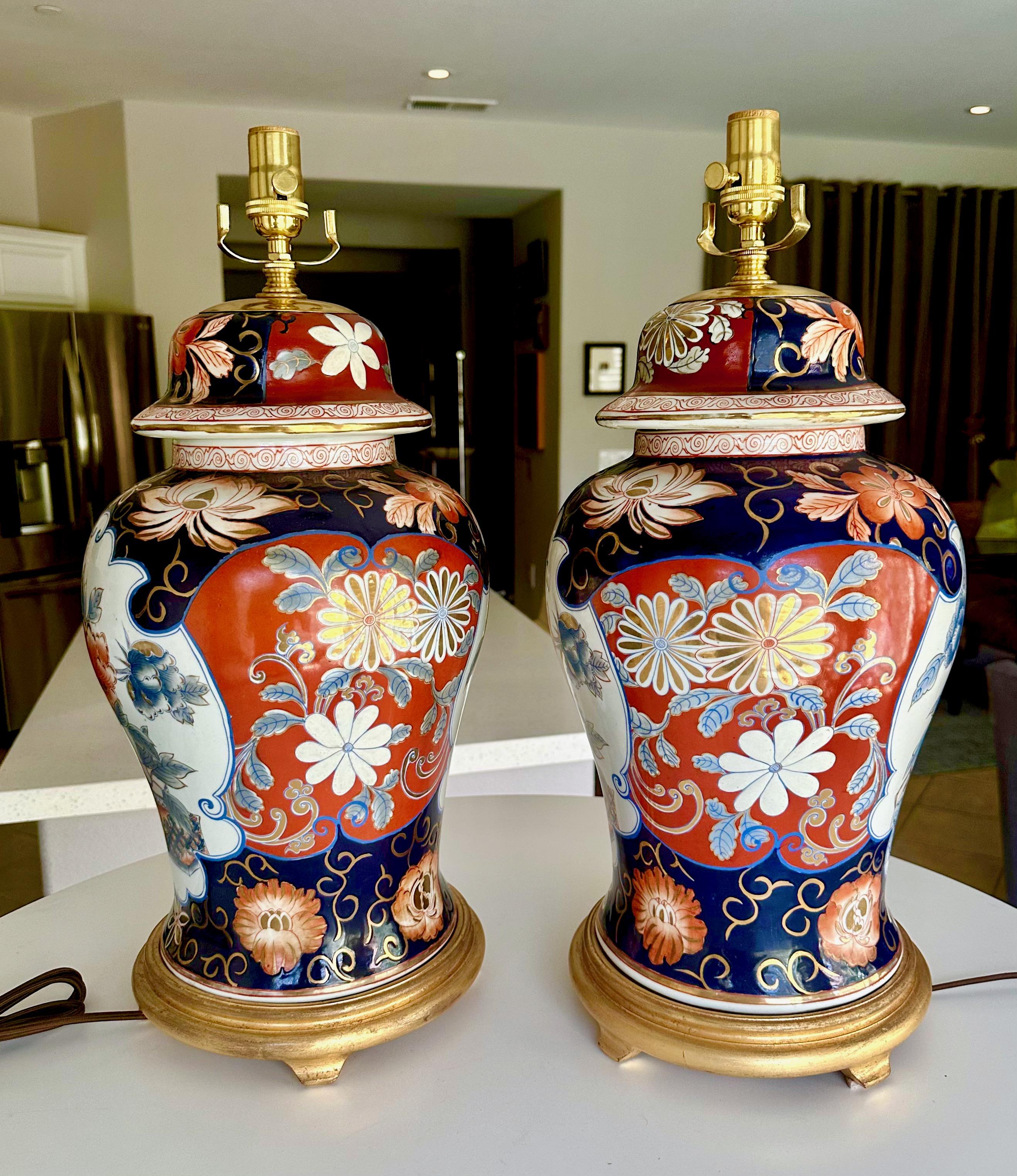 Milieu du XXe siècle Paire de lampes de table japonaises en porcelaine Imari Porcelain en vente
