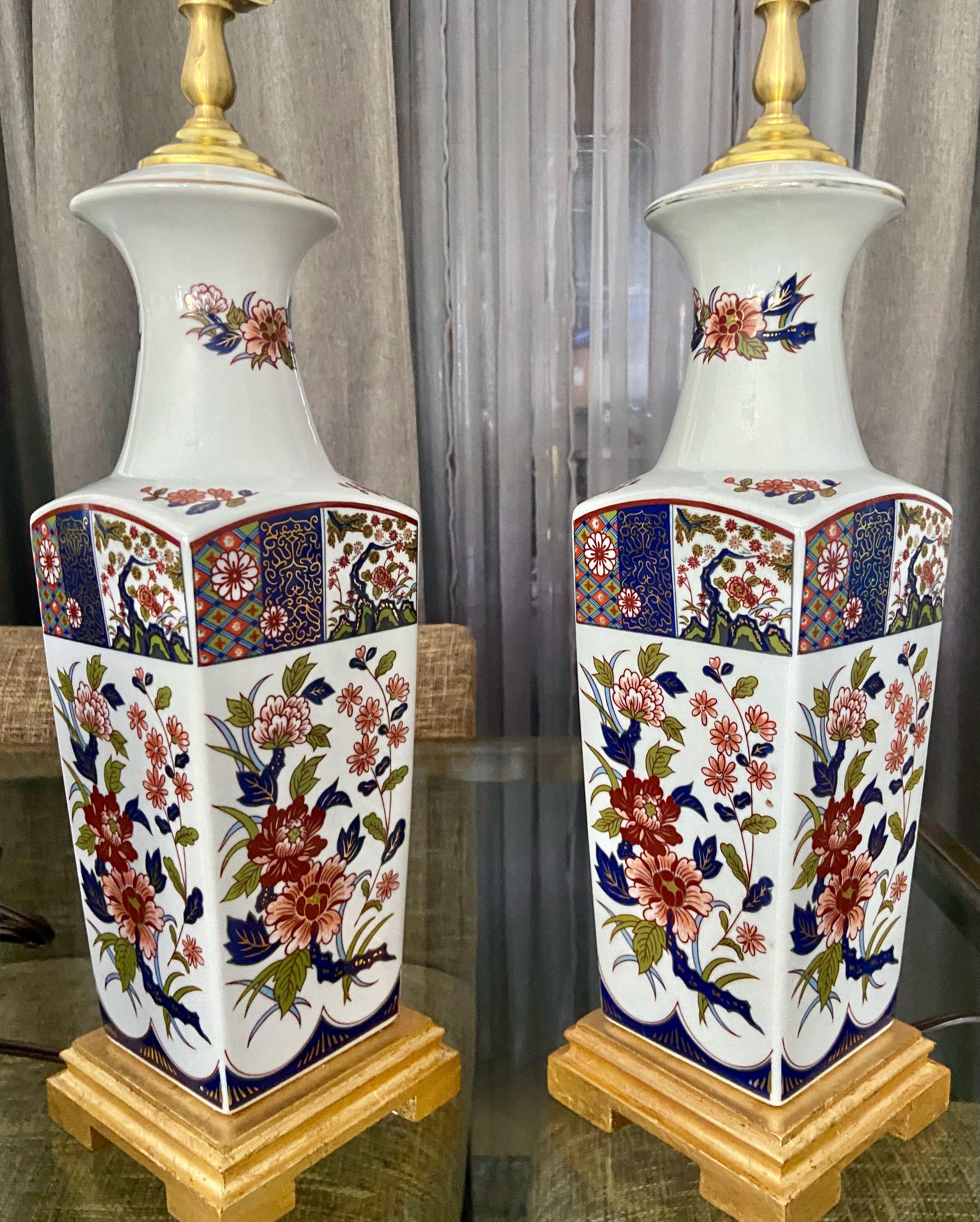 Paar japanisch-asiatische Imari-Porzellan-Tischlampen (Messing) im Angebot