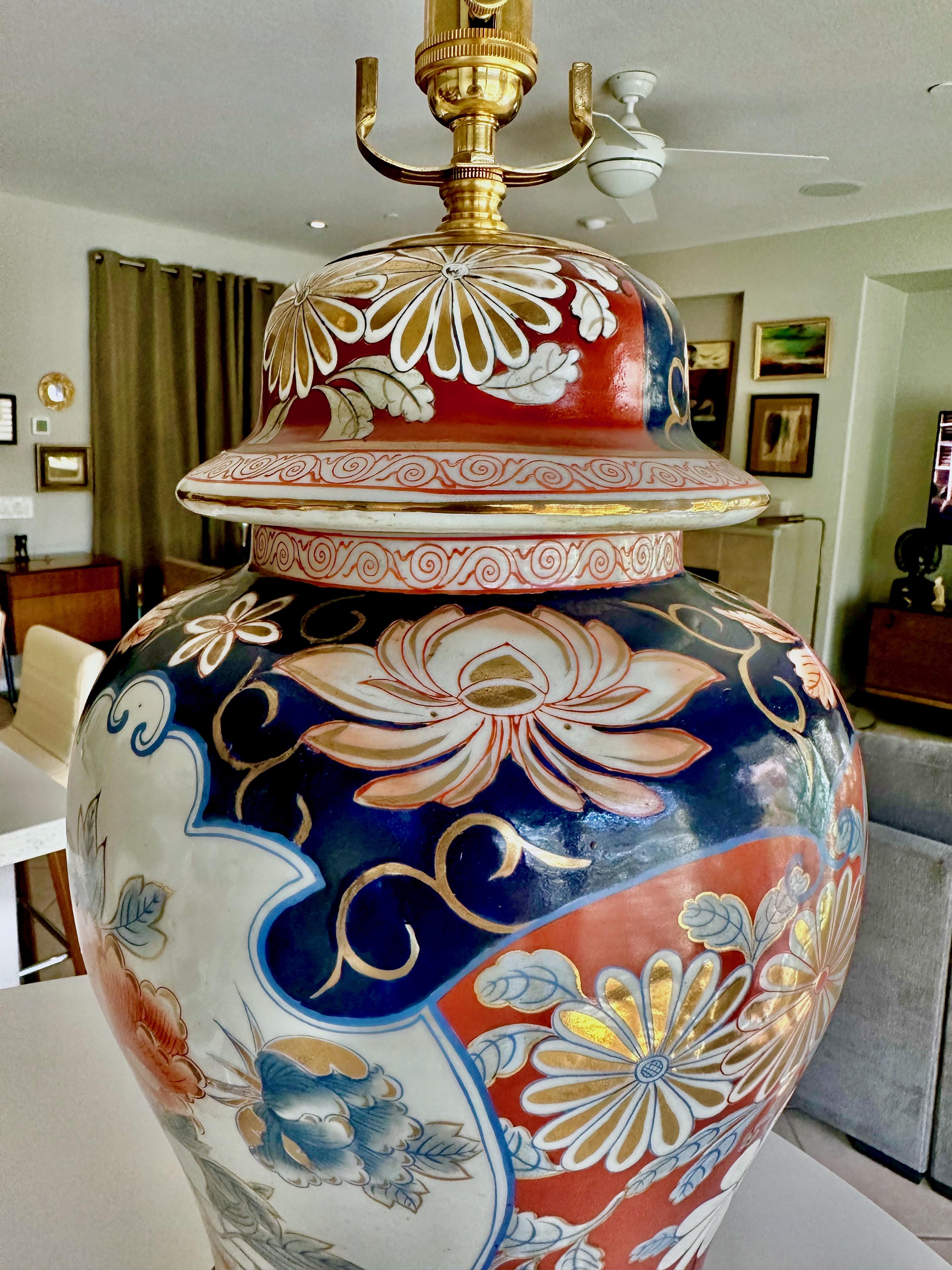 Laiton Paire de lampes de table japonaises en porcelaine Imari Porcelain en vente
