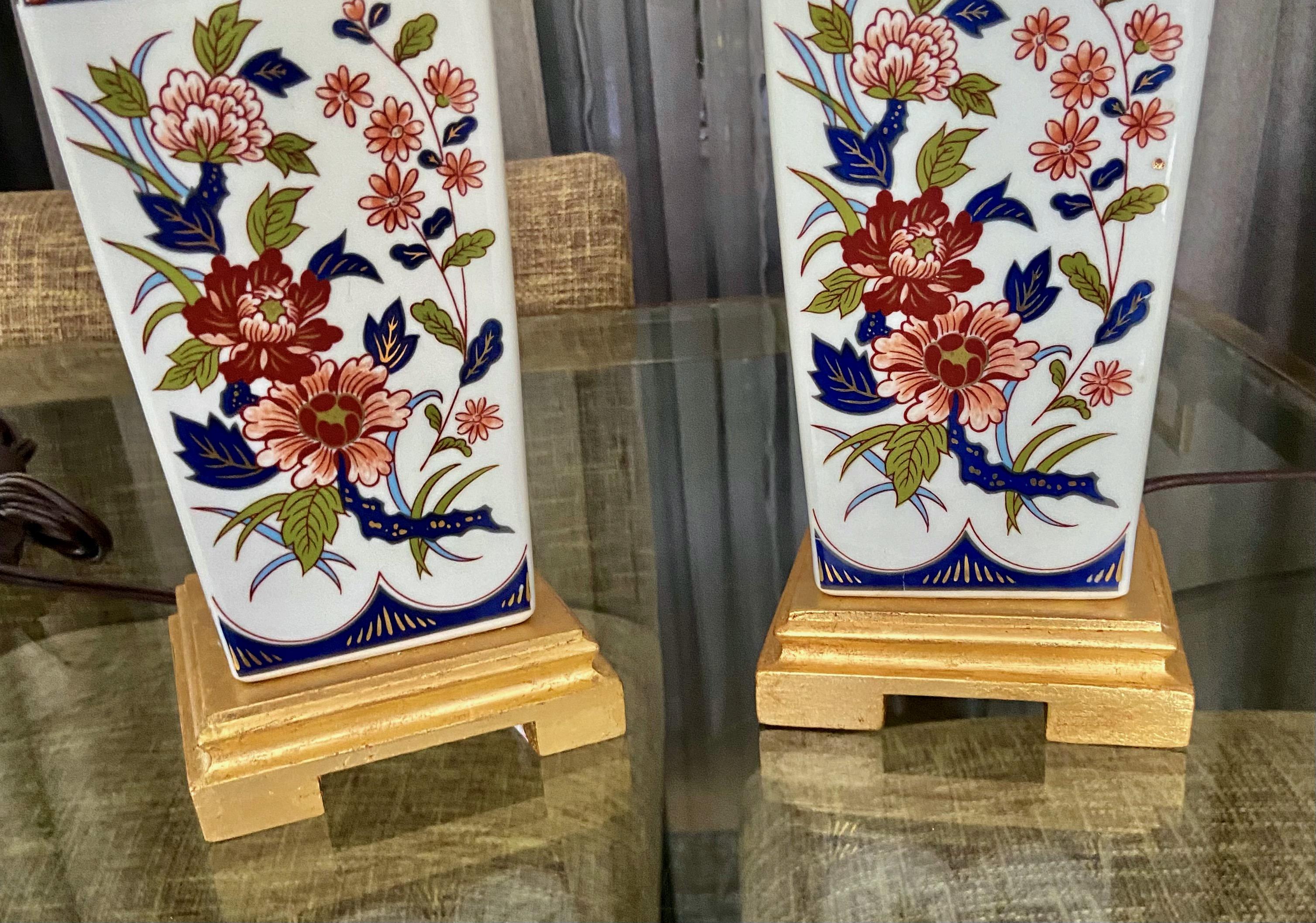 Pair of Japanese Asian Imari Porcelain Table Lamps For Sale 4