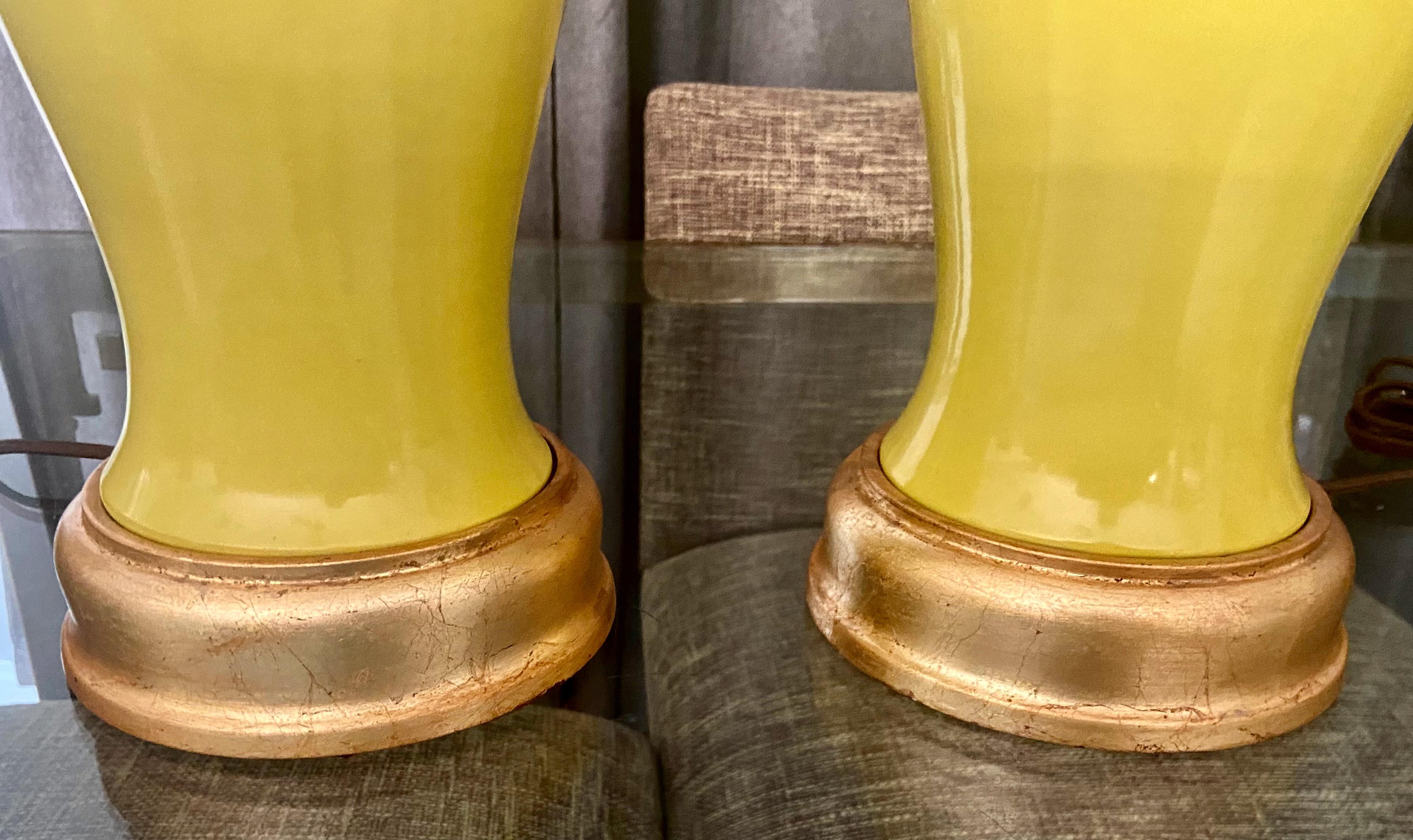 Paire de lampes de bureau japonaises en porcelaine jaune de style asiatique en vente 5