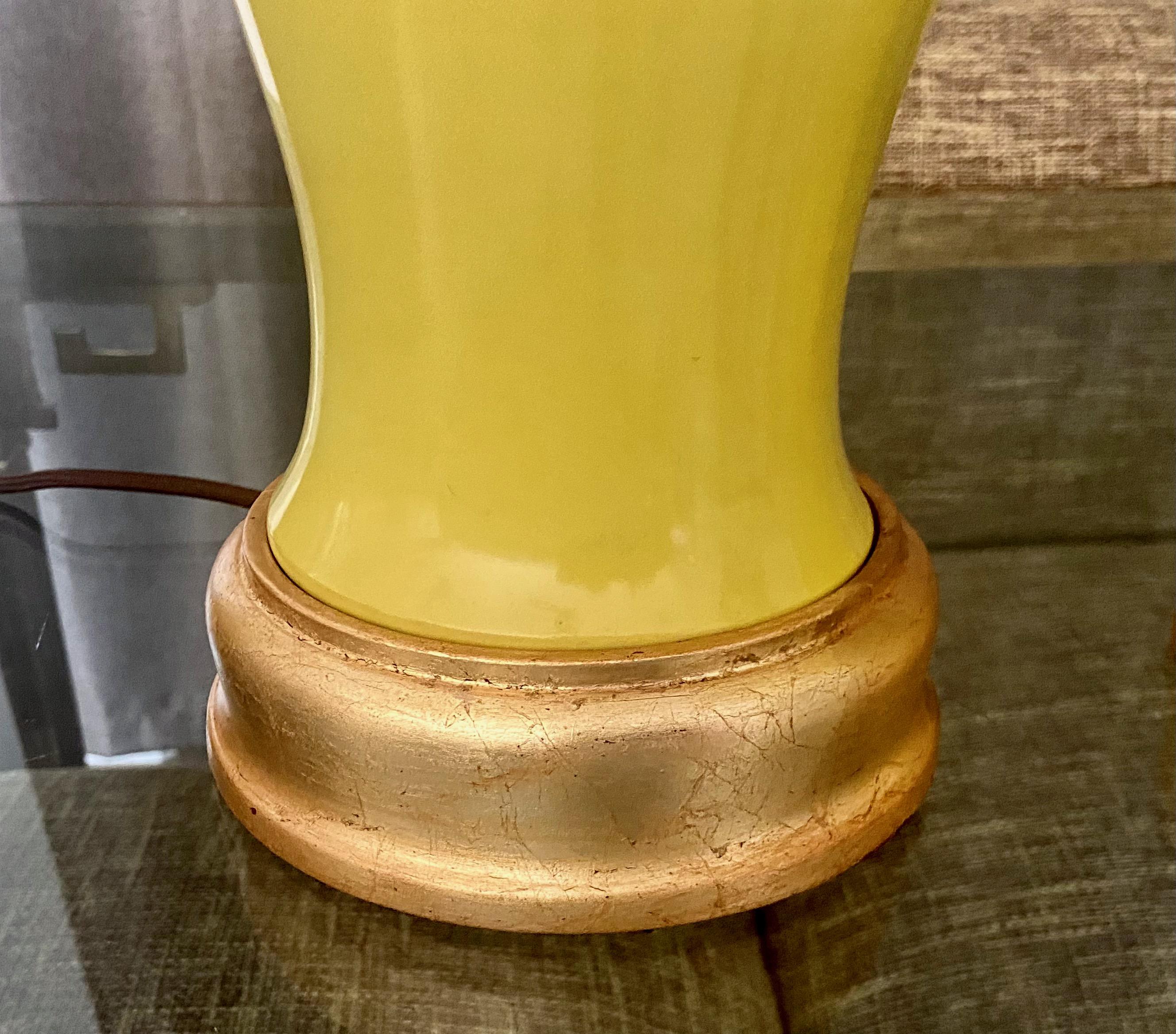 Paire de lampes de bureau japonaises en porcelaine jaune de style asiatique en vente 6