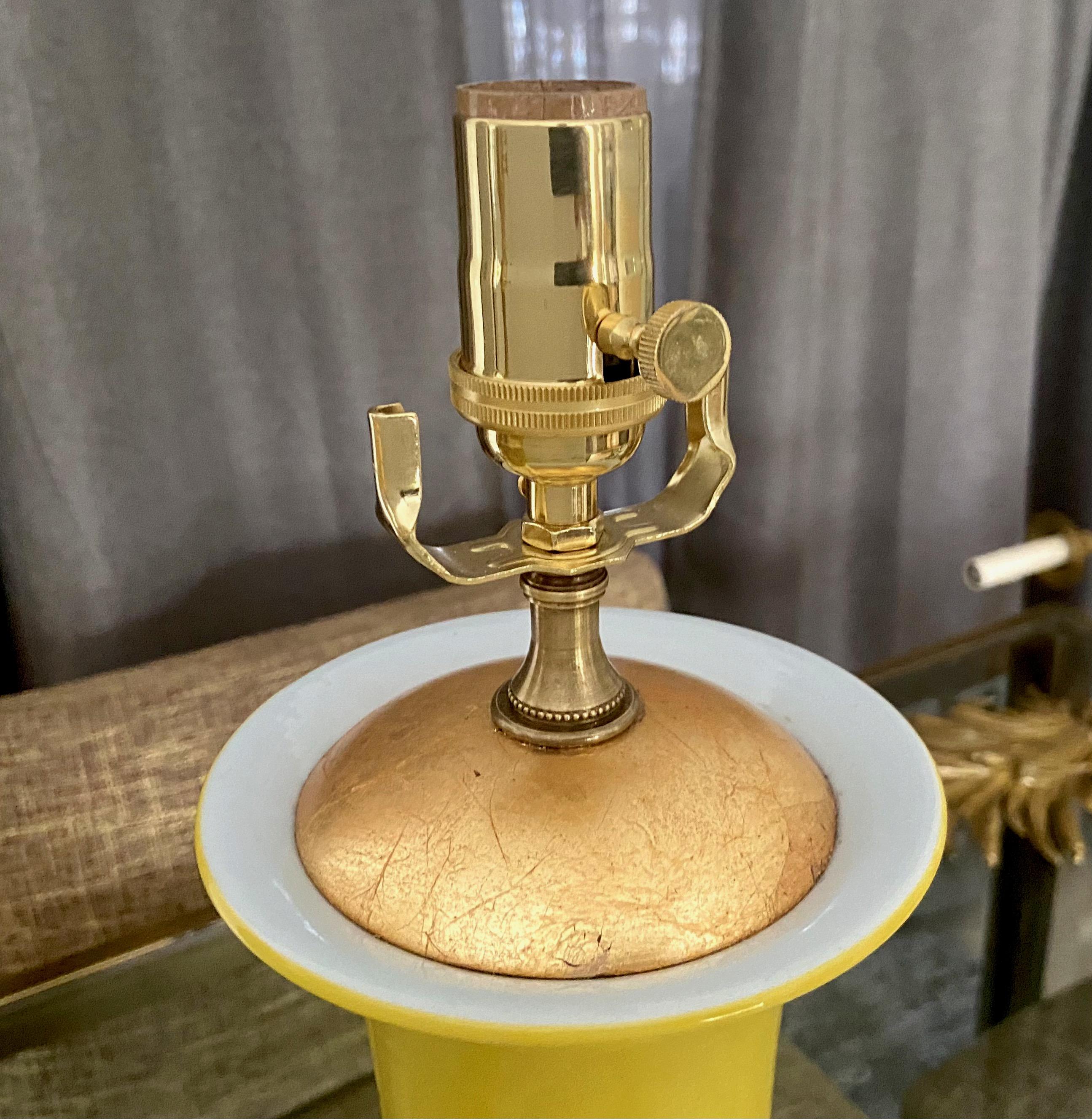 Paire de lampes de bureau japonaises en porcelaine jaune de style asiatique en vente 8
