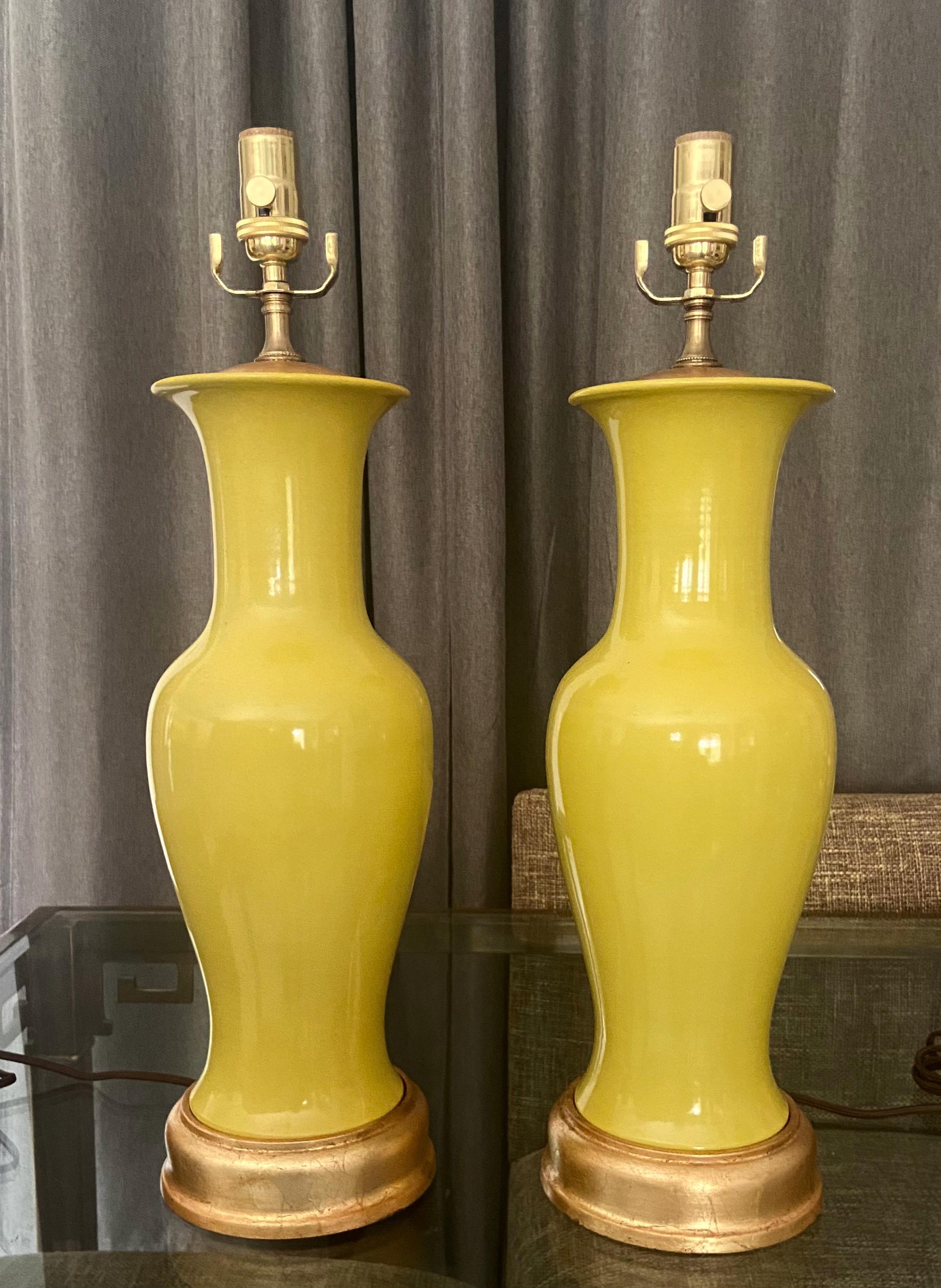 Paire de lampes de bureau japonaises en porcelaine jaune de style asiatique Bon état - En vente à Palm Springs, CA