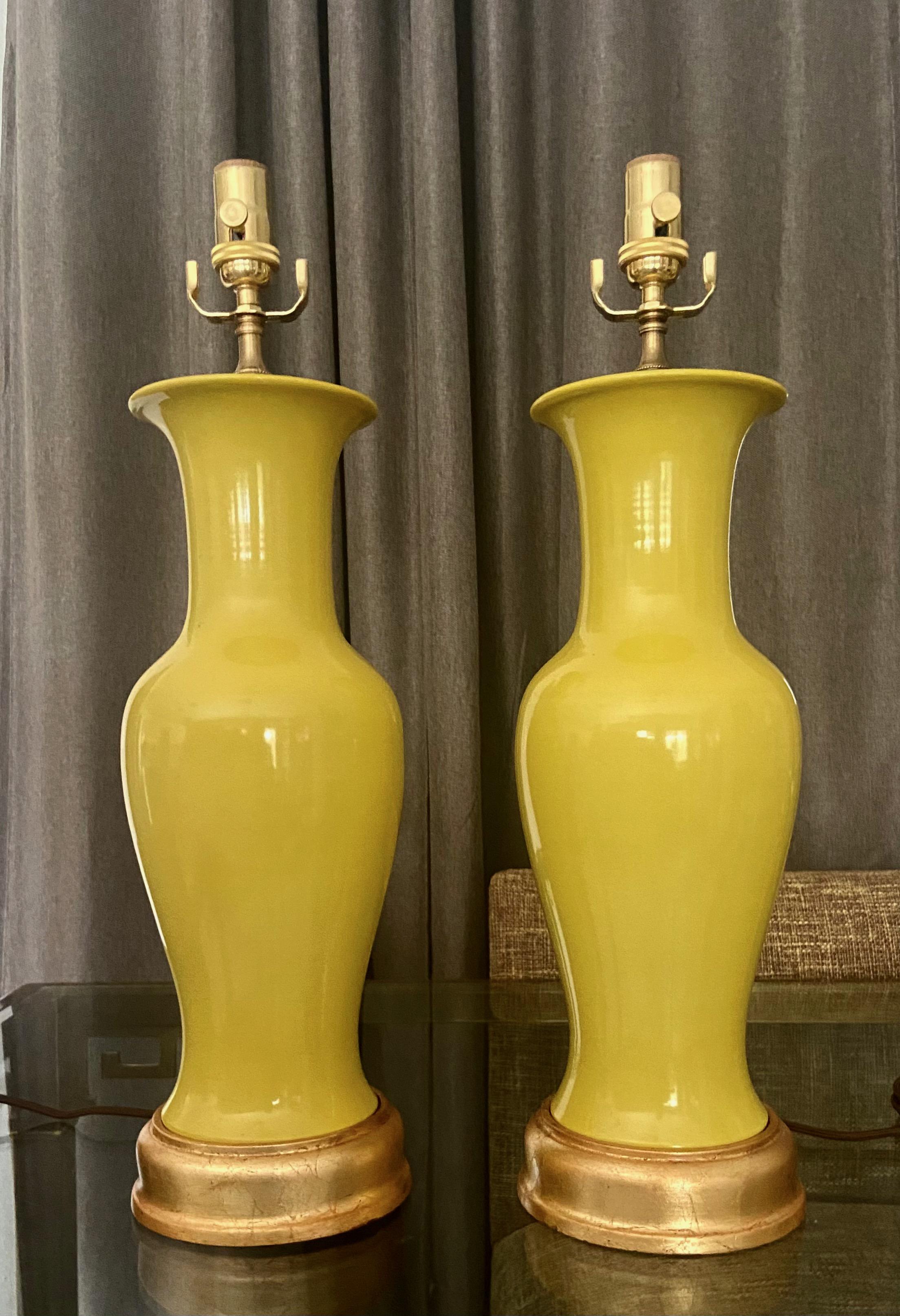 Laiton Paire de lampes de bureau japonaises en porcelaine jaune de style asiatique en vente