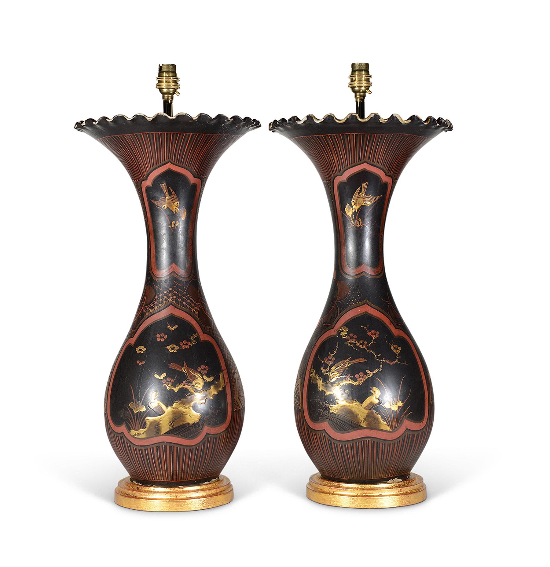 Laccato Coppia di lampade da tavolo giapponesi in lacca nera e rossa del XIX secolo Meiji in vendita