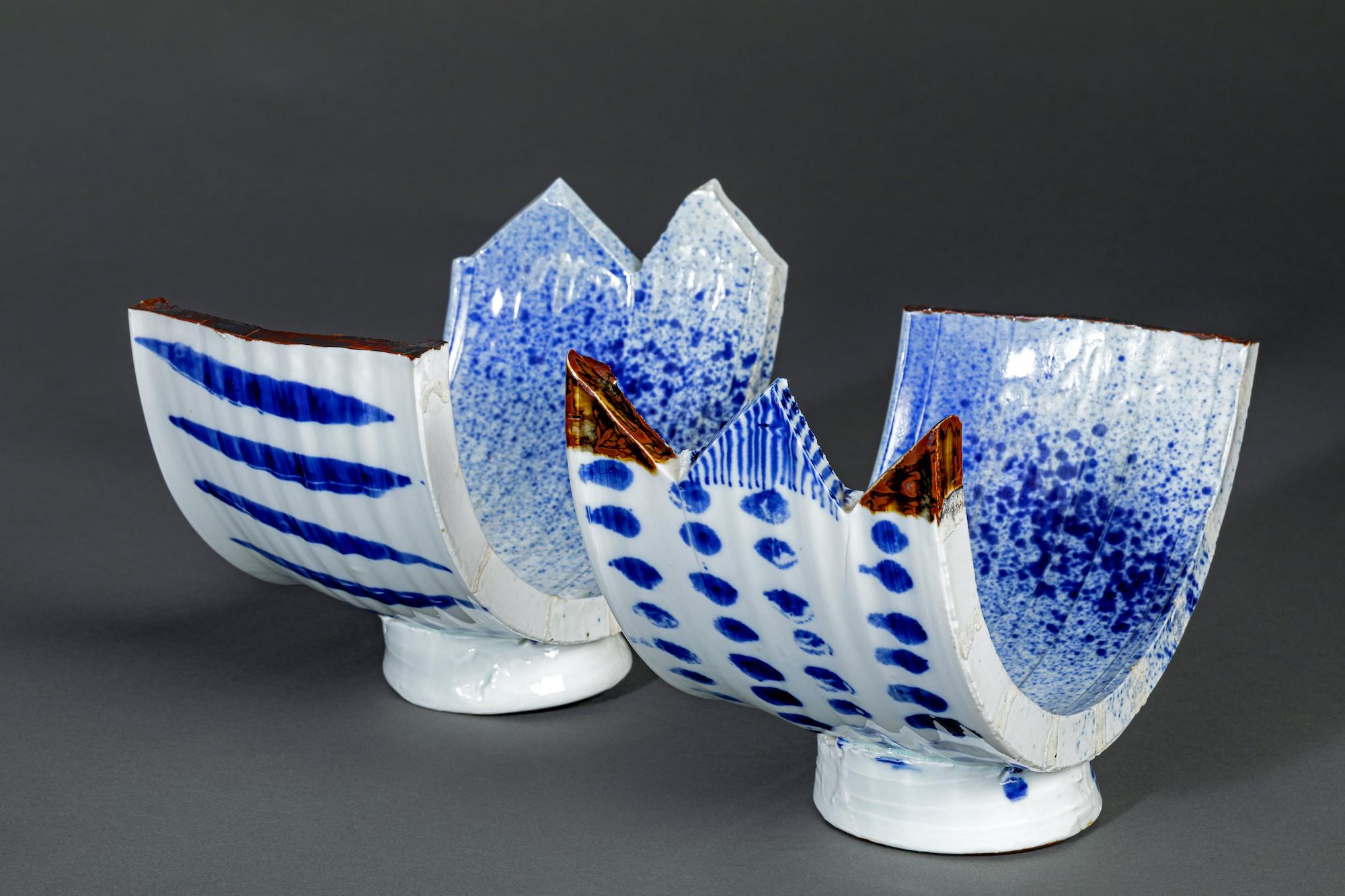 20th Century Pair of Japanese Blue and White Abstract Form Dishes by Nakashima Katsunori For Sale