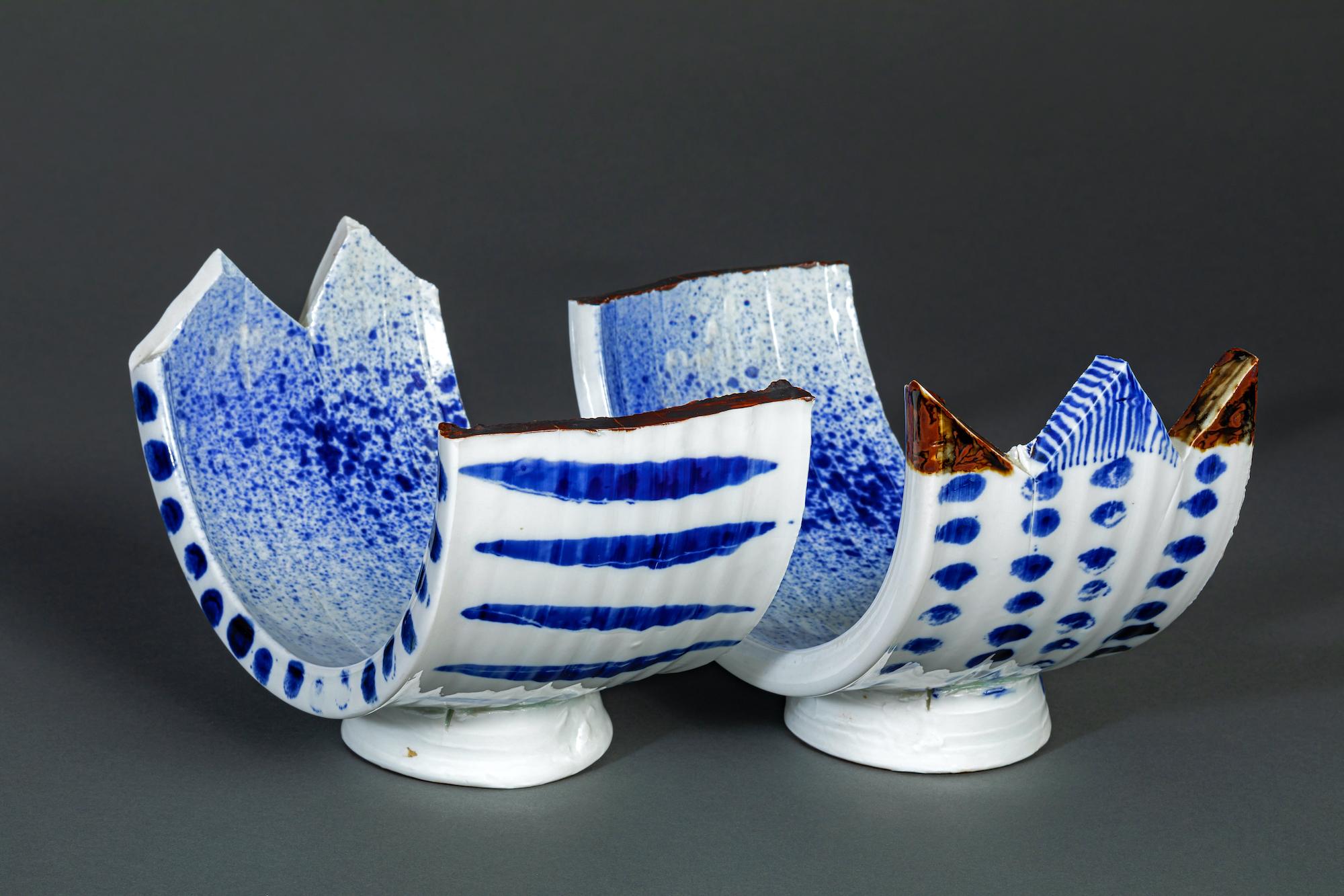 Paar japanisches blau-weißes, abstraktes Geschirr in abstrakter Form von Nakashima Katsunori (Keramik) im Angebot