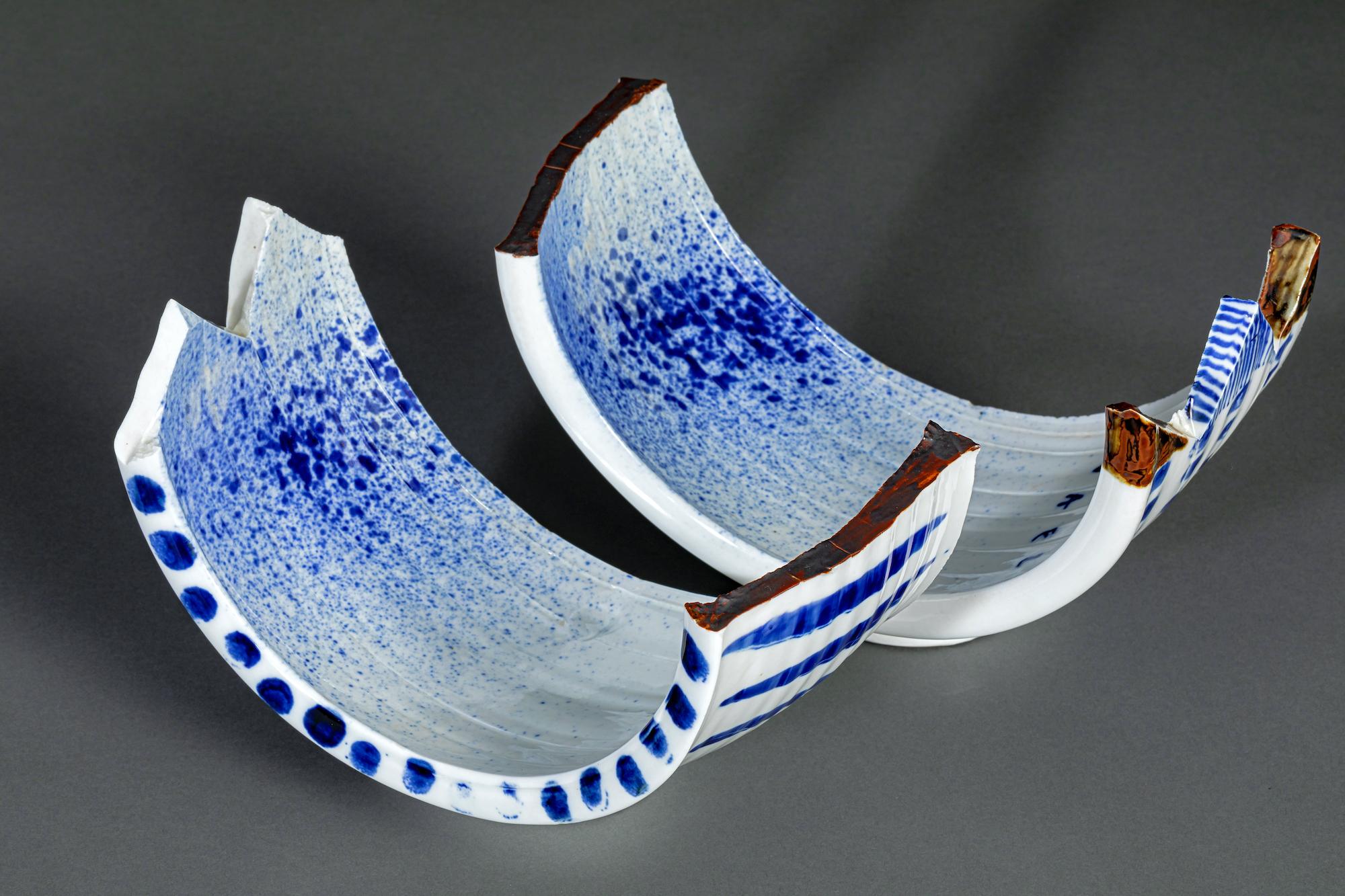 Pair of Japanese Blue and White Abstract Form Dishes by Nakashima Katsunori For Sale 2