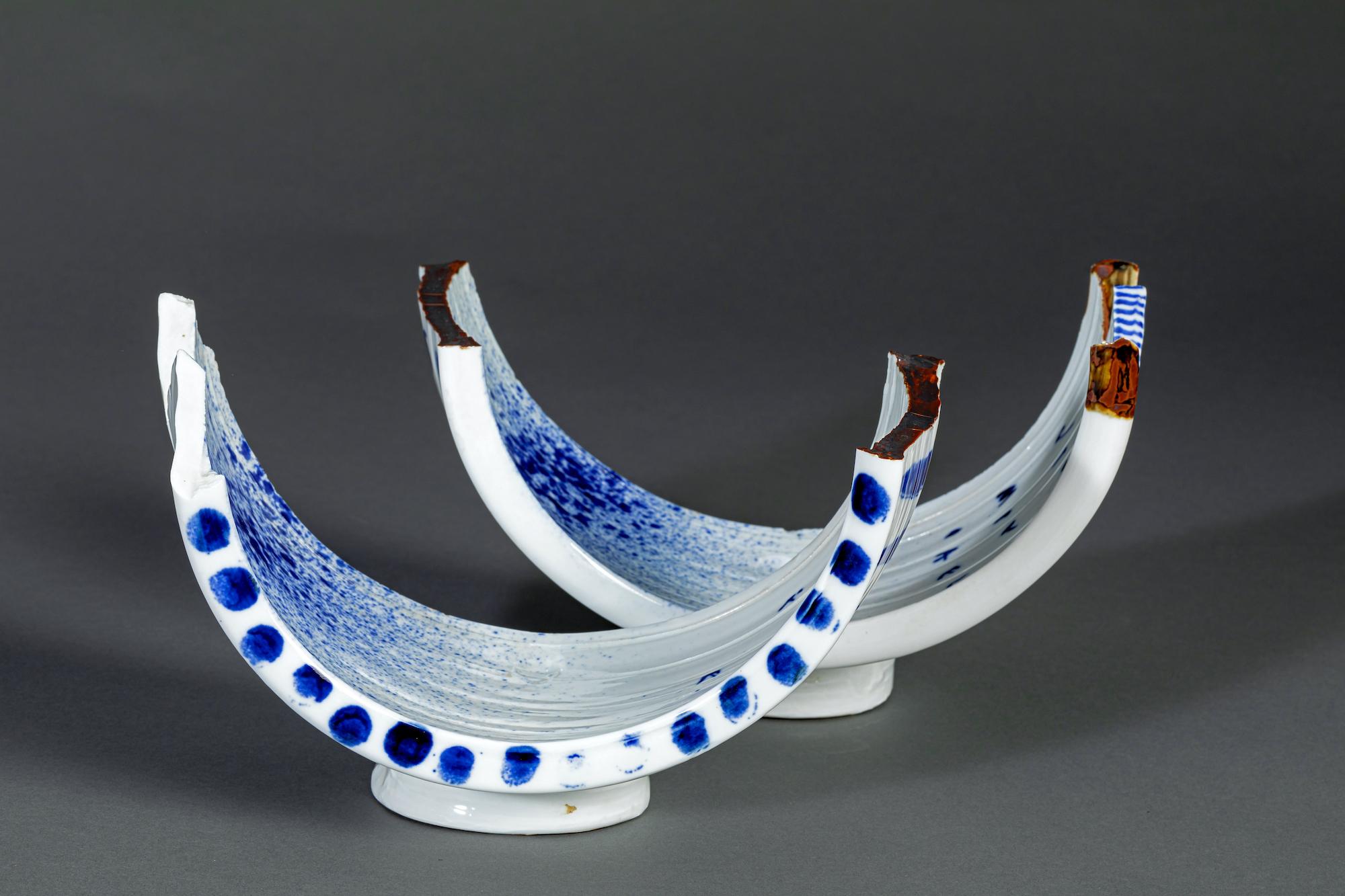 Pair of Japanese Blue and White Abstract Form Dishes by Nakashima Katsunori For Sale 3