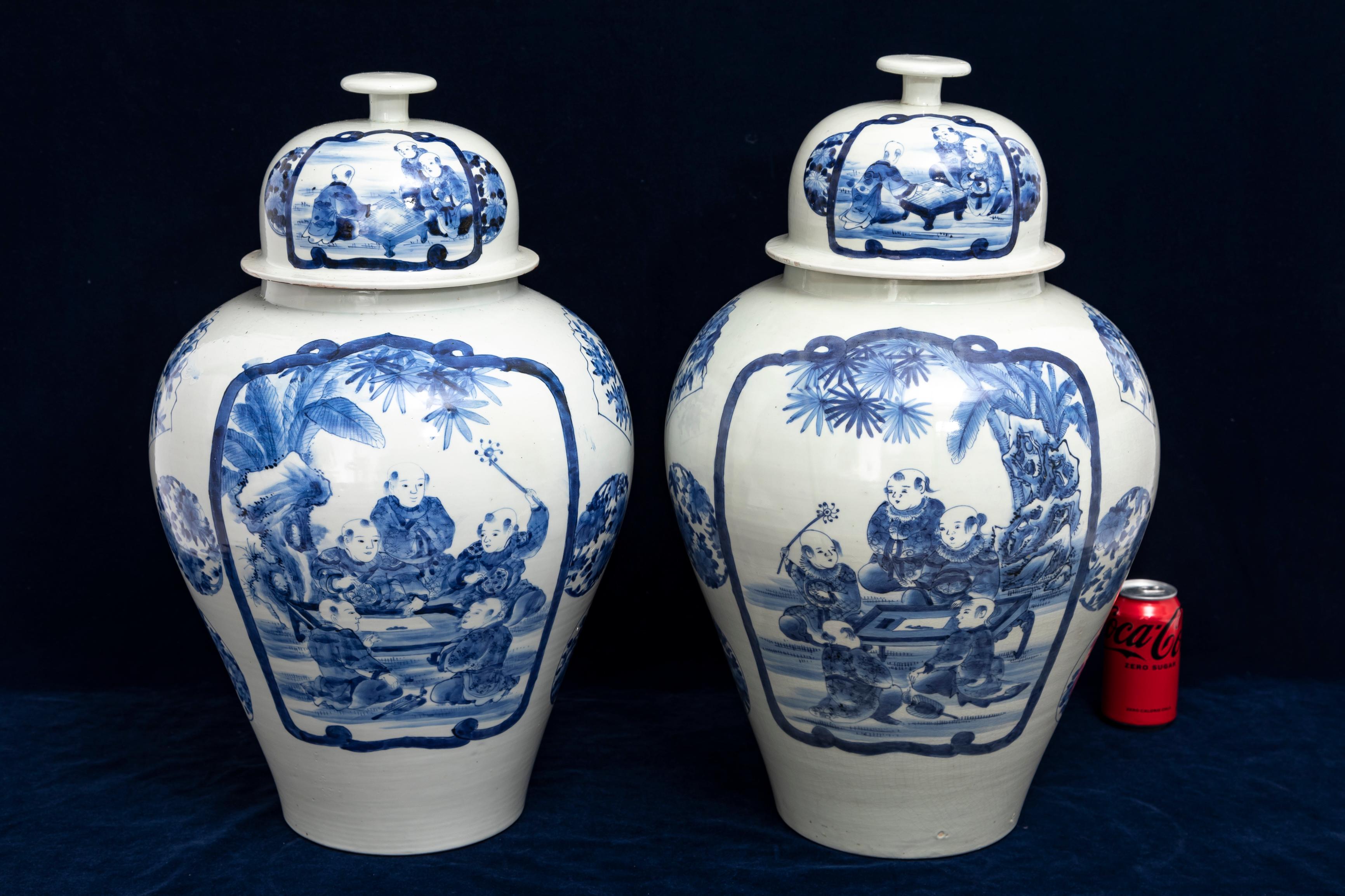 Ein großes und beeindruckendes Paar japanischer blau-weiß bedeckter Ingwerkrüge des 19. Jahrhunderts mit großen Kartuschen mit spielenden Kindern.  Jedes Gefäß hat eine Balusterform mit breiten Schultern, einem kurzen Hals, einem gewölbten Deckel