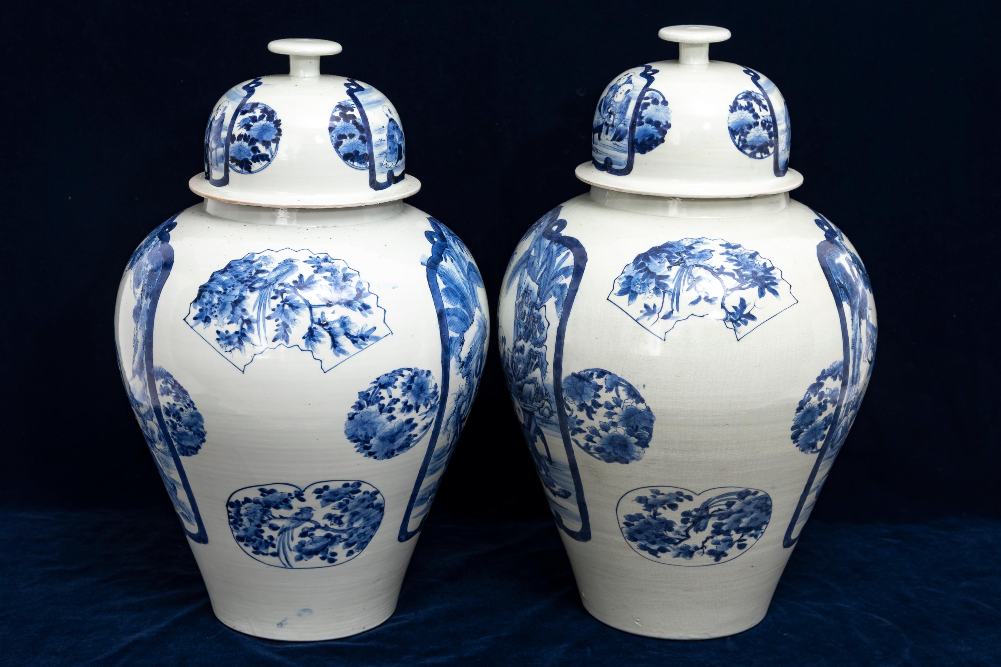 Paar japanische Ingwergläser mit blauem und weißem Überzug und Kinderspielszenen (Meiji-Periode) im Angebot