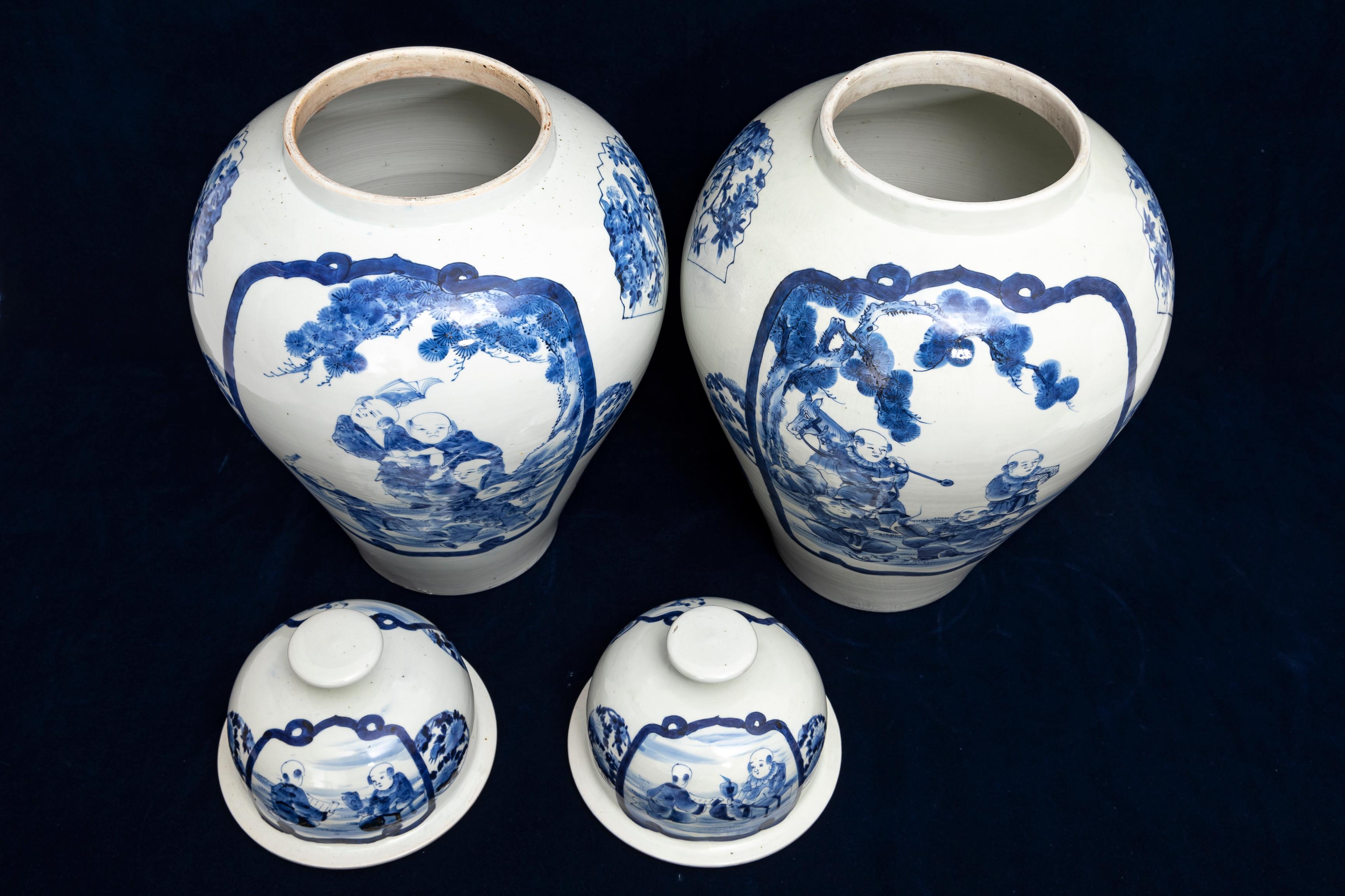 Paar japanische Ingwergläser mit blauem und weißem Überzug und Kinderspielszenen im Zustand „Gut“ im Angebot in New York, NY