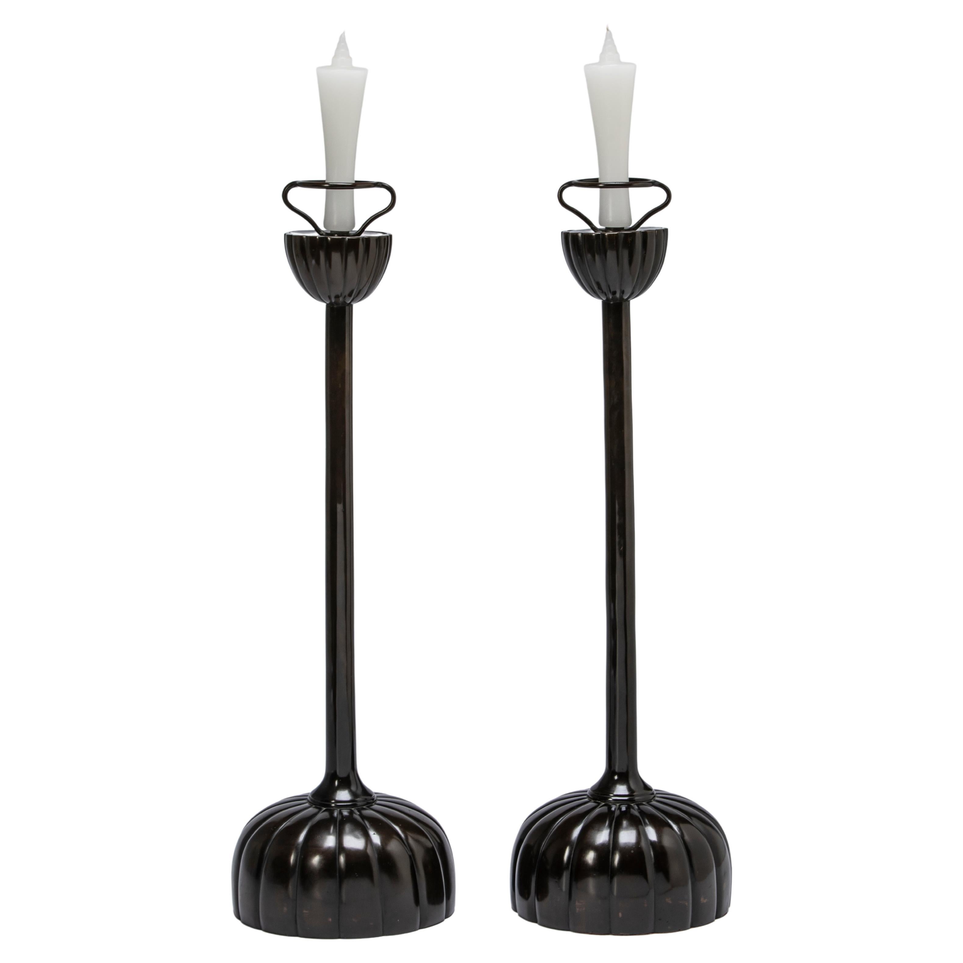 Paar japanische Kerzenständer aus Bronze/Schwarzer Lack