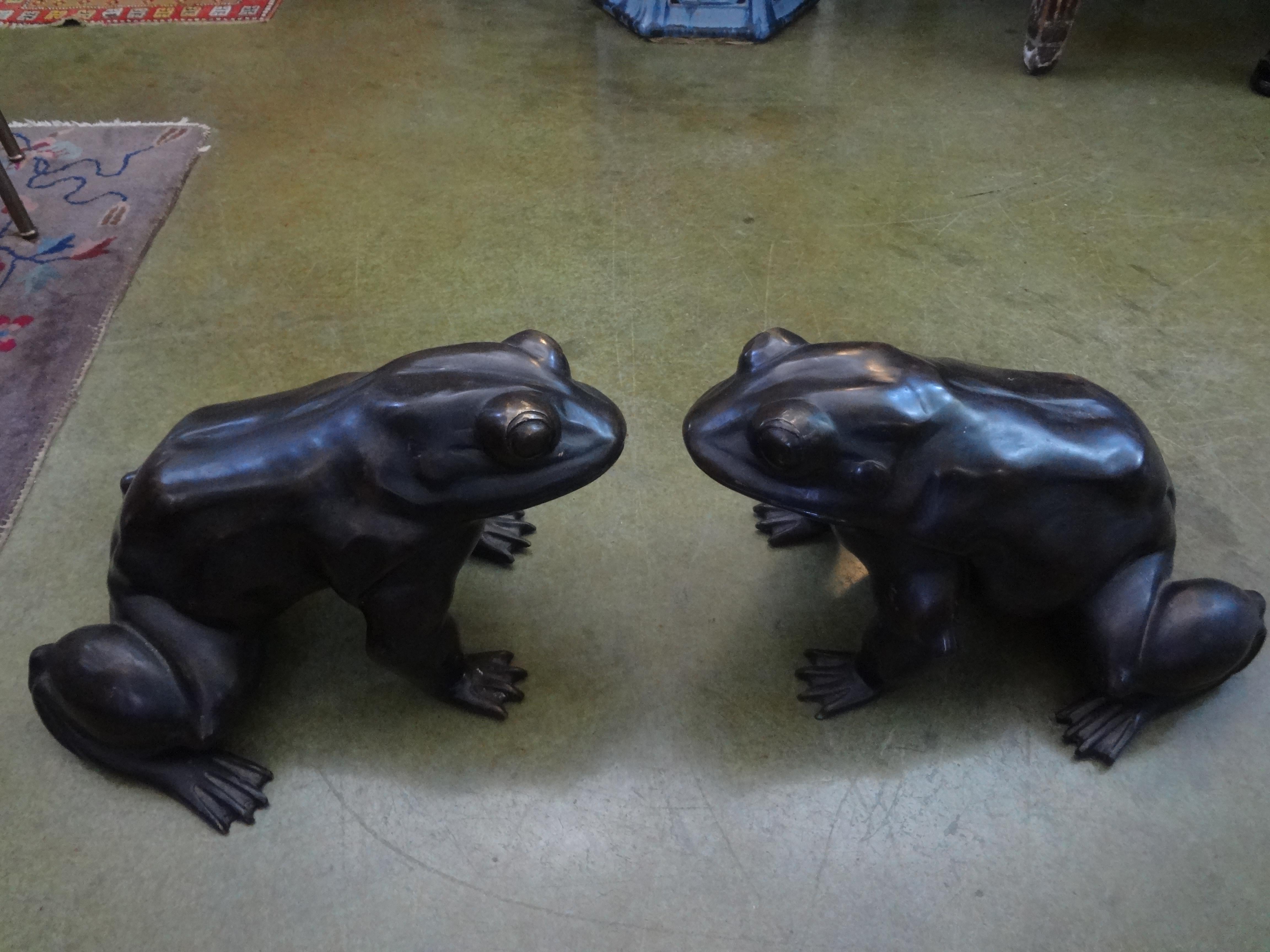Gran pareja de esculturas japonesas de bronce en forma de rana mediados del siglo XX en venta