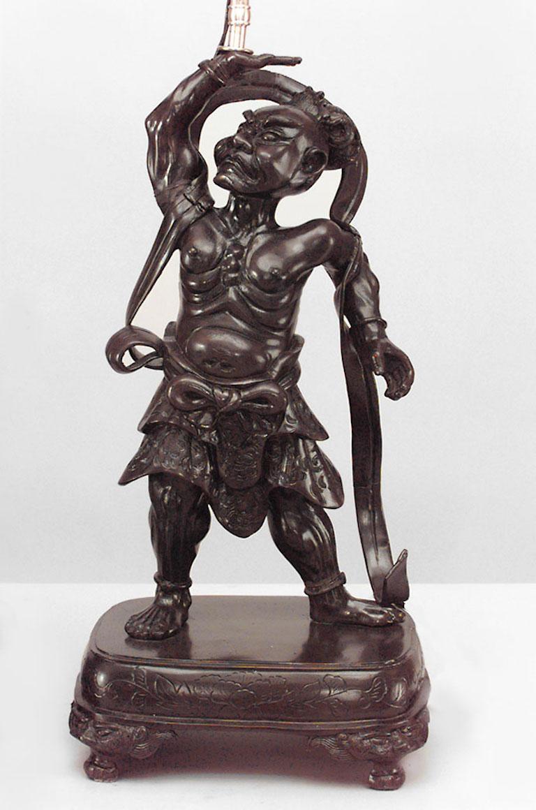 Anglo-japonais Paire de lampes de table japonaises figuratives Samurai en bronze en vente