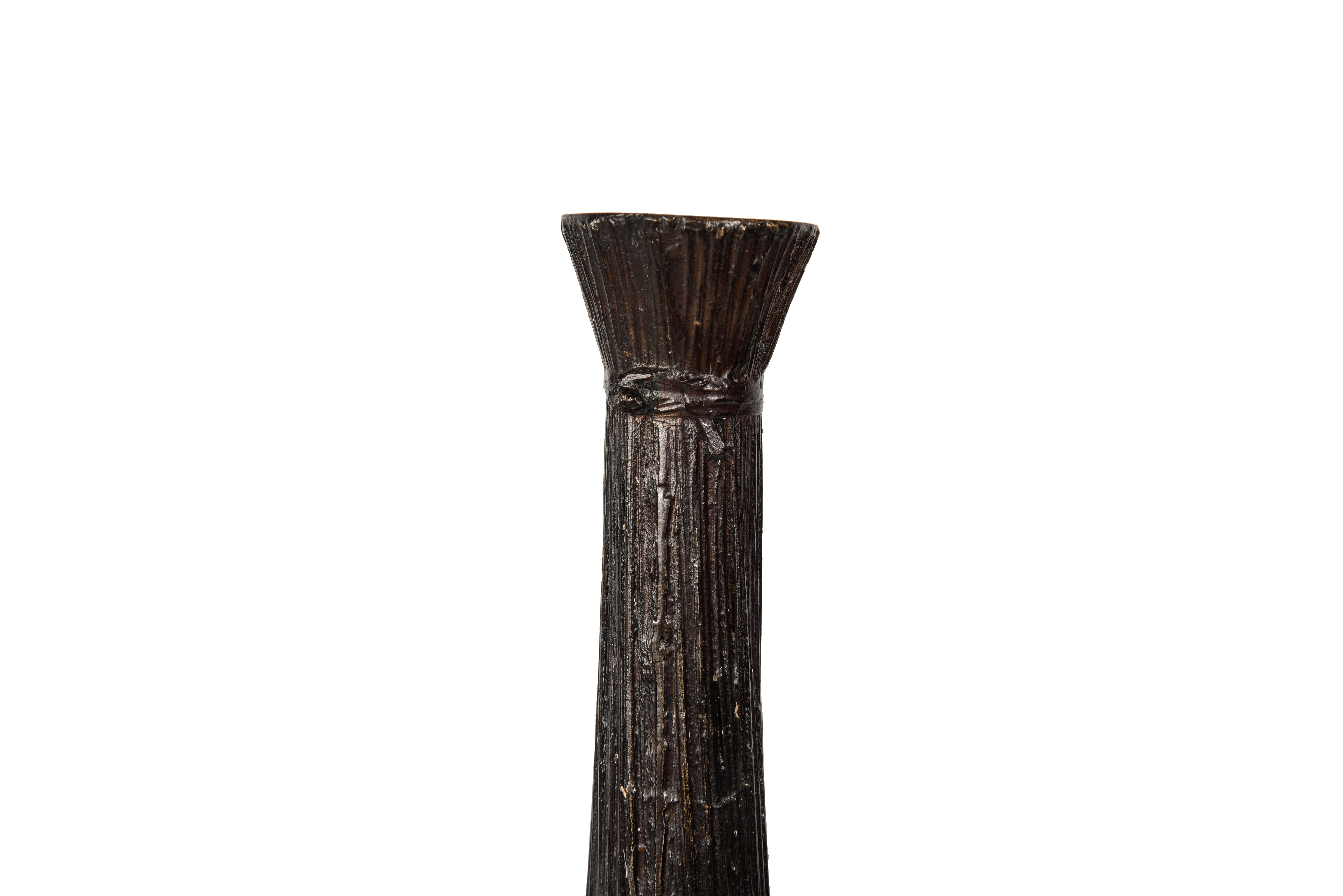 
Paire de vases en bronze de forme balustre, texturés pour représenter des pailles de foin, reliés par trois noeuds qui divisent chaque vase en trois, juste sous le deuxième anneau, une sauterelle bien détaillée est détachée du reste de la
