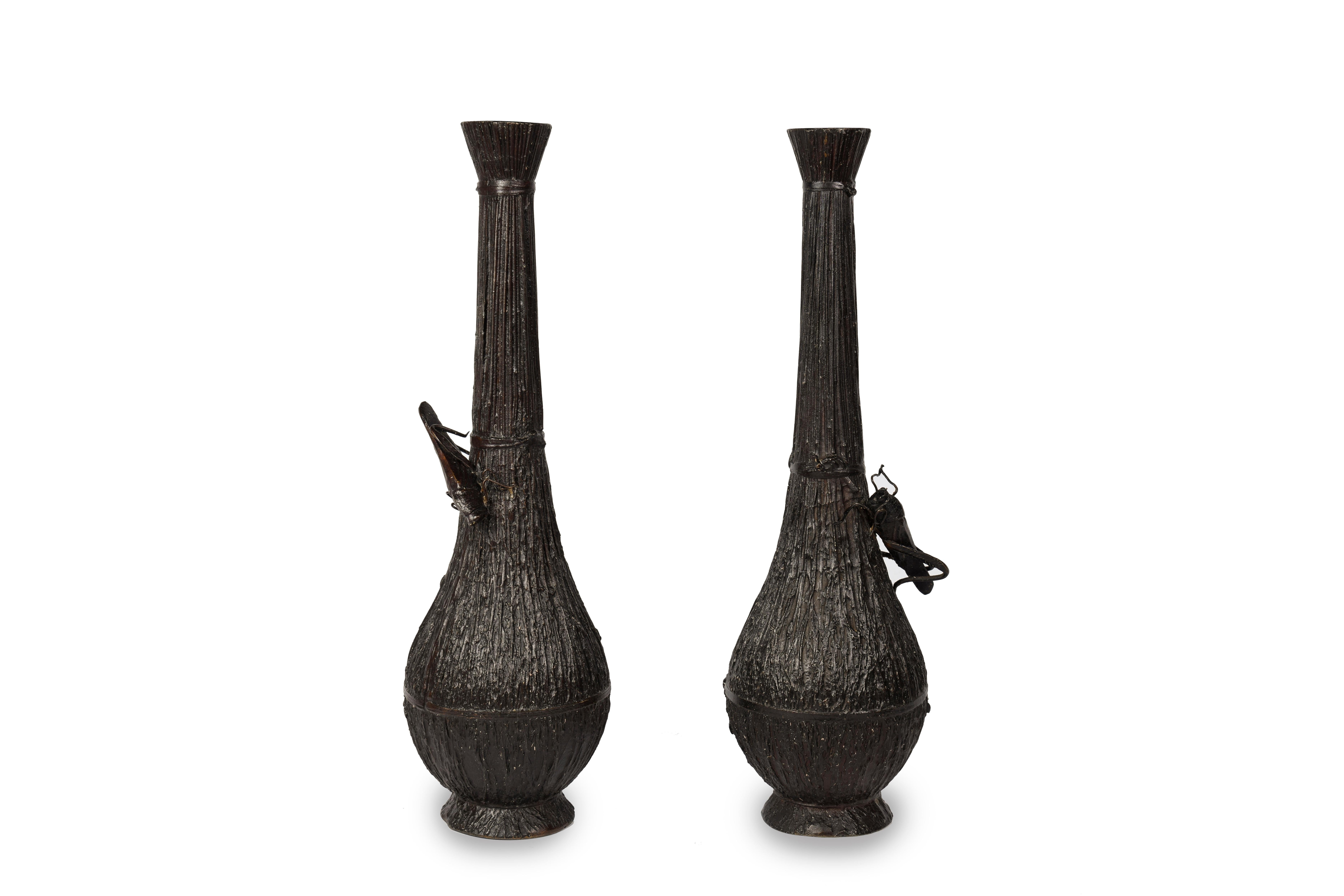Meiji Paire de vases japonais en bronze imitant le foin et décorés d'une trémie d'herbe en vente