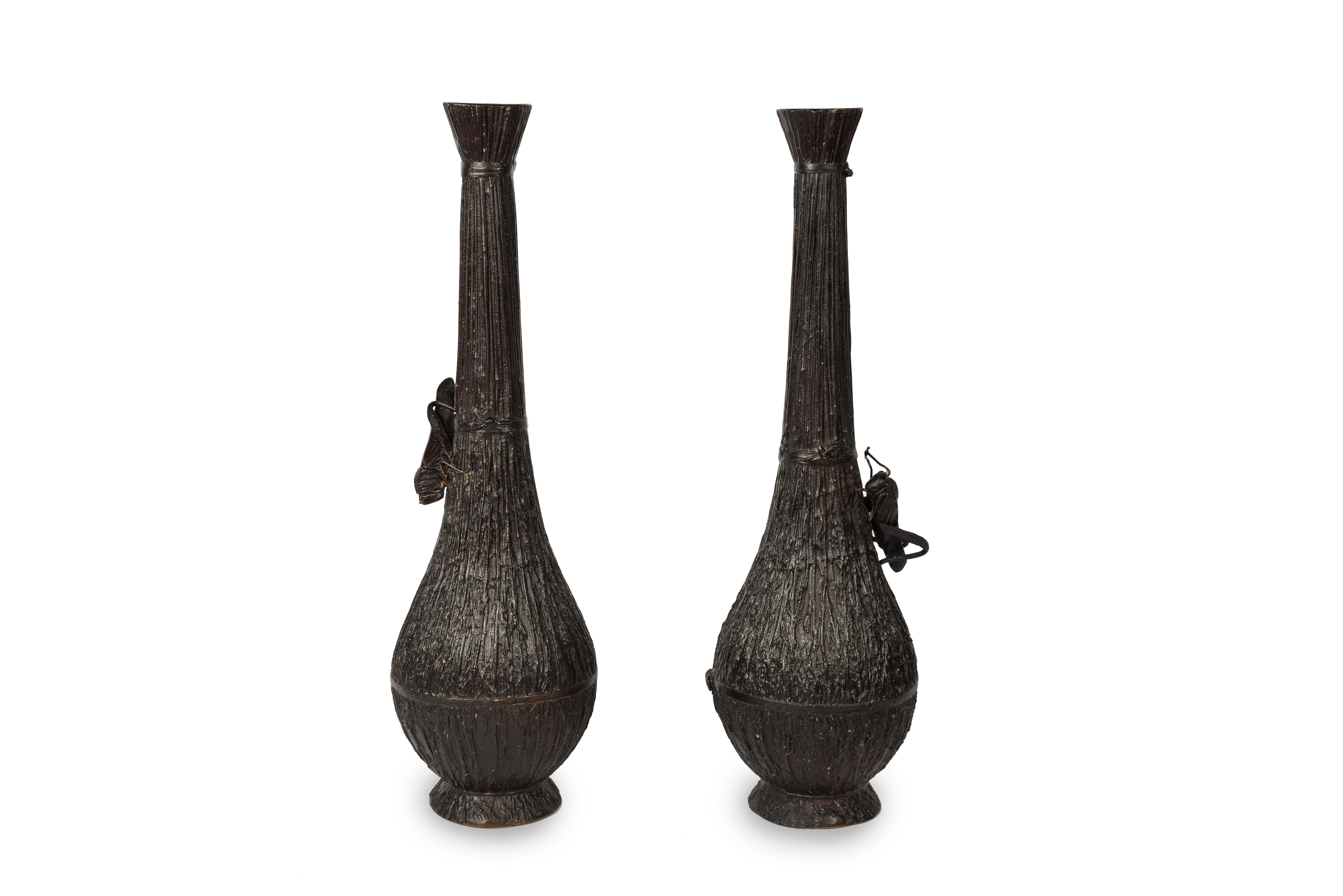 Sculpté à la main Paire de vases japonais en bronze imitant le foin et décorés d'une trémie d'herbe en vente