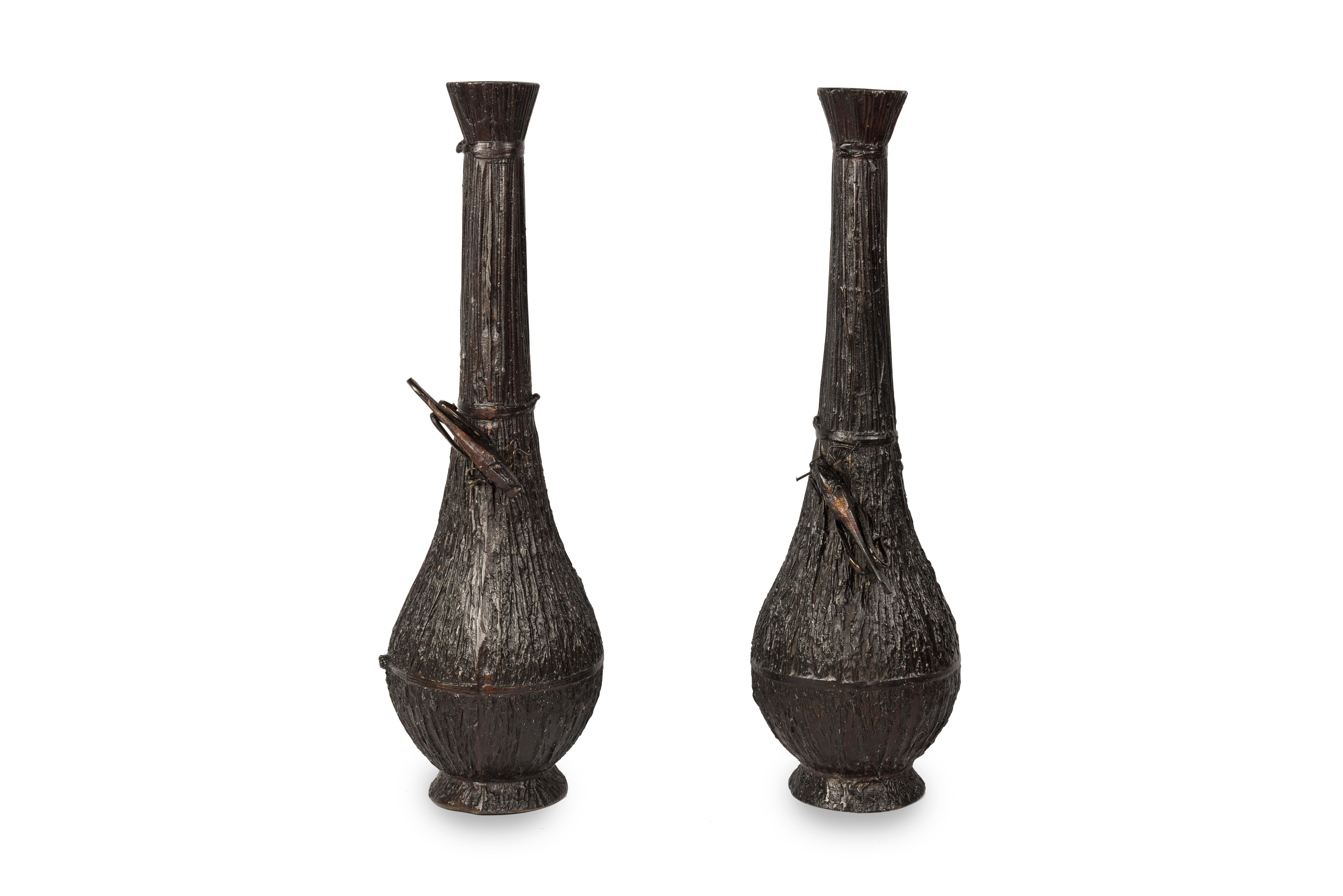 Paire de vases japonais en bronze imitant le foin et décorés d'une trémie d'herbe Bon état - En vente à PARIS, FR