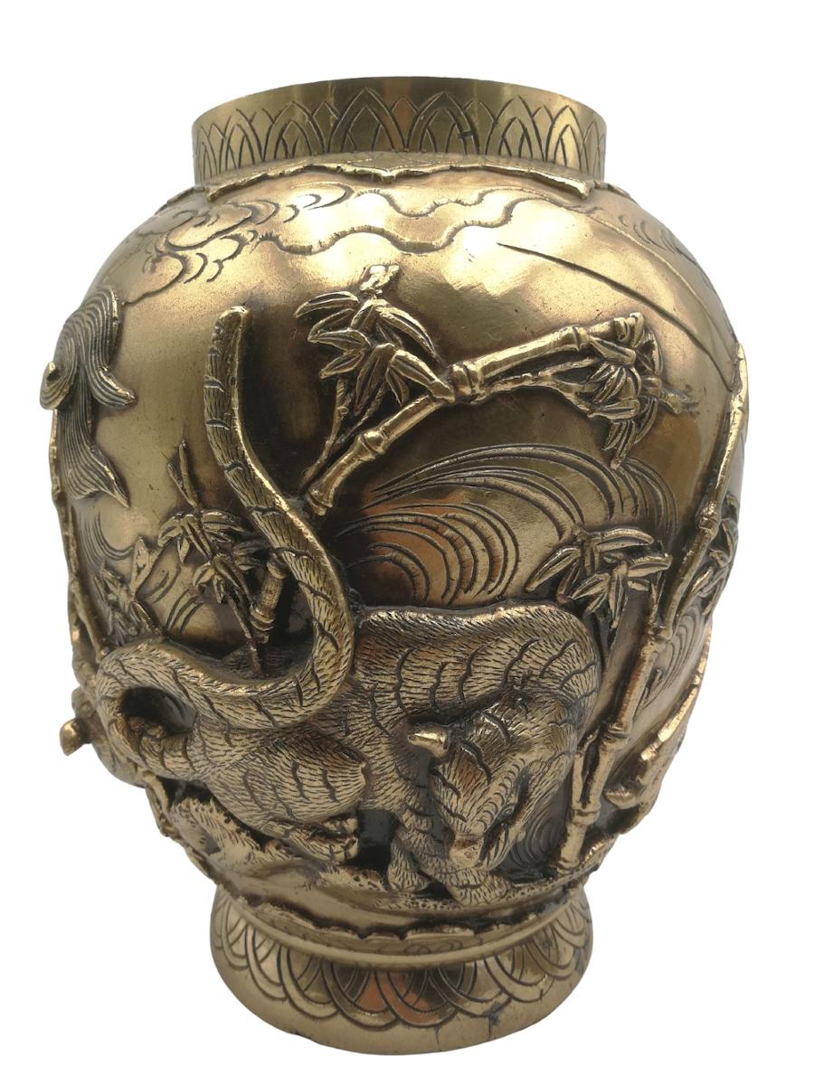Paire de vases japonais en bronze de la période Meiji, finement moulés avec une décoration en haut-relief représentant un dragon à trois griffes, deux tigres rayés et des bambous sur le corps globulaire de chaque vase.
Les nombreux détails