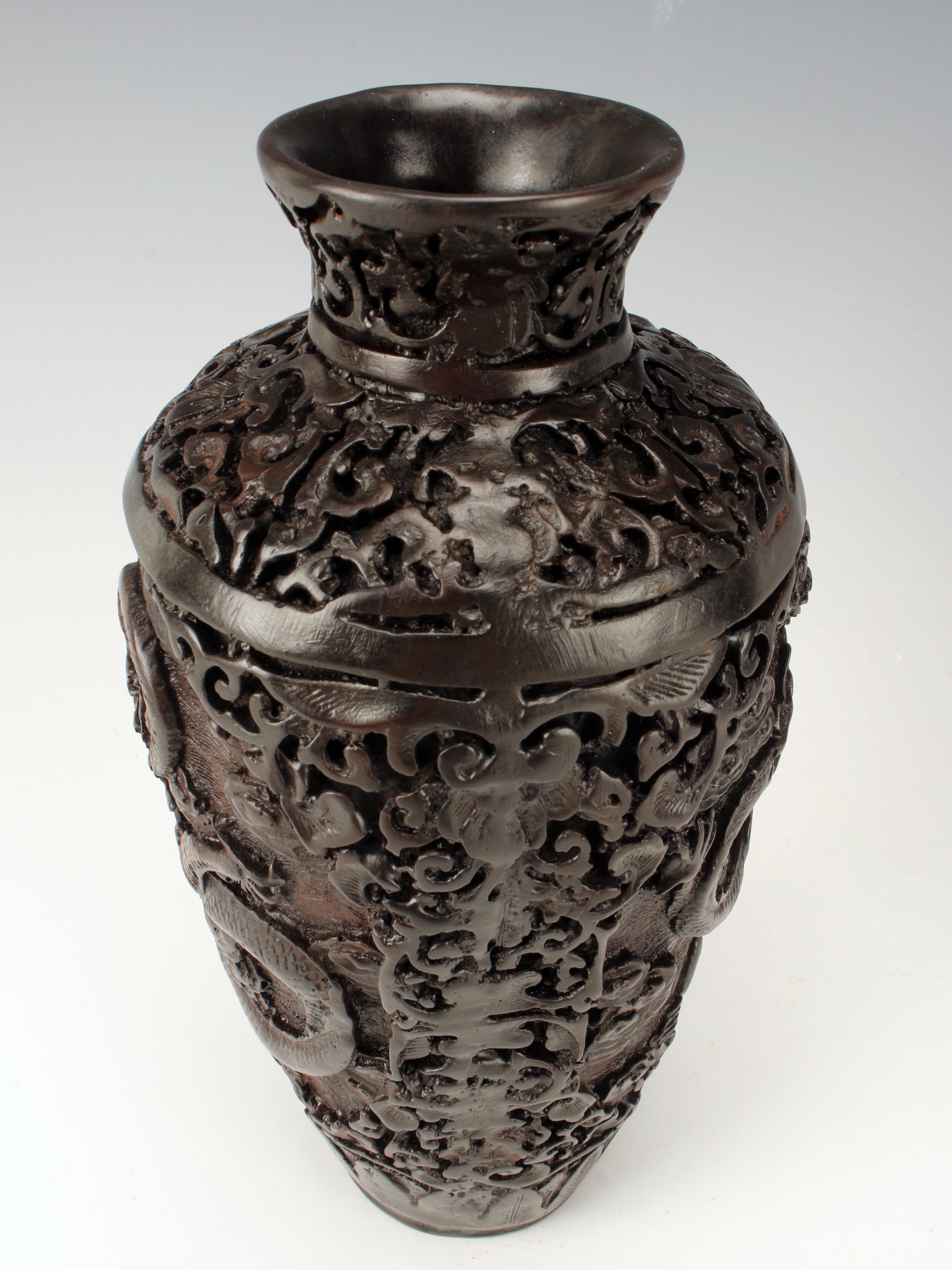 Paire de vases japonais en métal sculpté en forme de dragon en vente 2