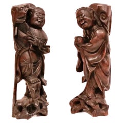 Paar japanische geschnitzte Hartholz- Fishermen-Kerzenständer oder Joss-Ständer aus Hartholz