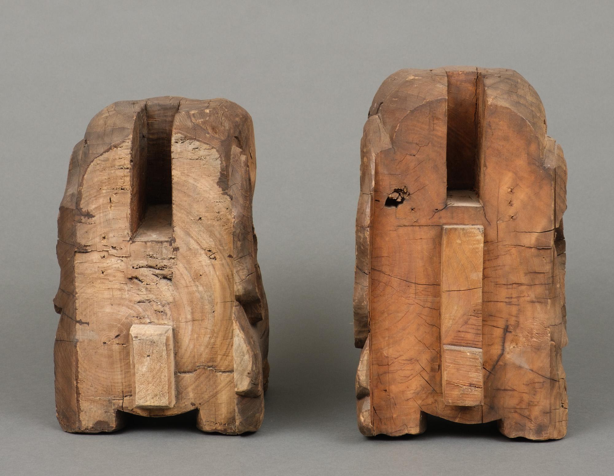 Paire d'ornements de temple japonais en bois sculpté 木鼻 'Kibana' en forme de Baku 獏 Bon état - En vente à Amsterdam, NL