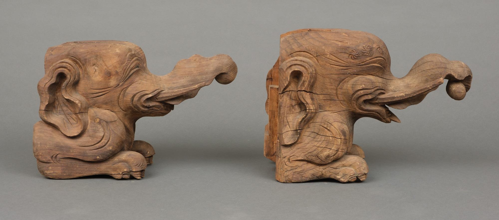 Pair of Japanese Carved Wooden Temple Ornaments 木鼻 'Kibana' Shaped like Baku 獏 In Good Condition For Sale In Amsterdam, NL