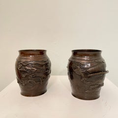 Paire de vases japonais en bronze coulé avec figure de dragon et d'oiseau en haut-relief, 1900