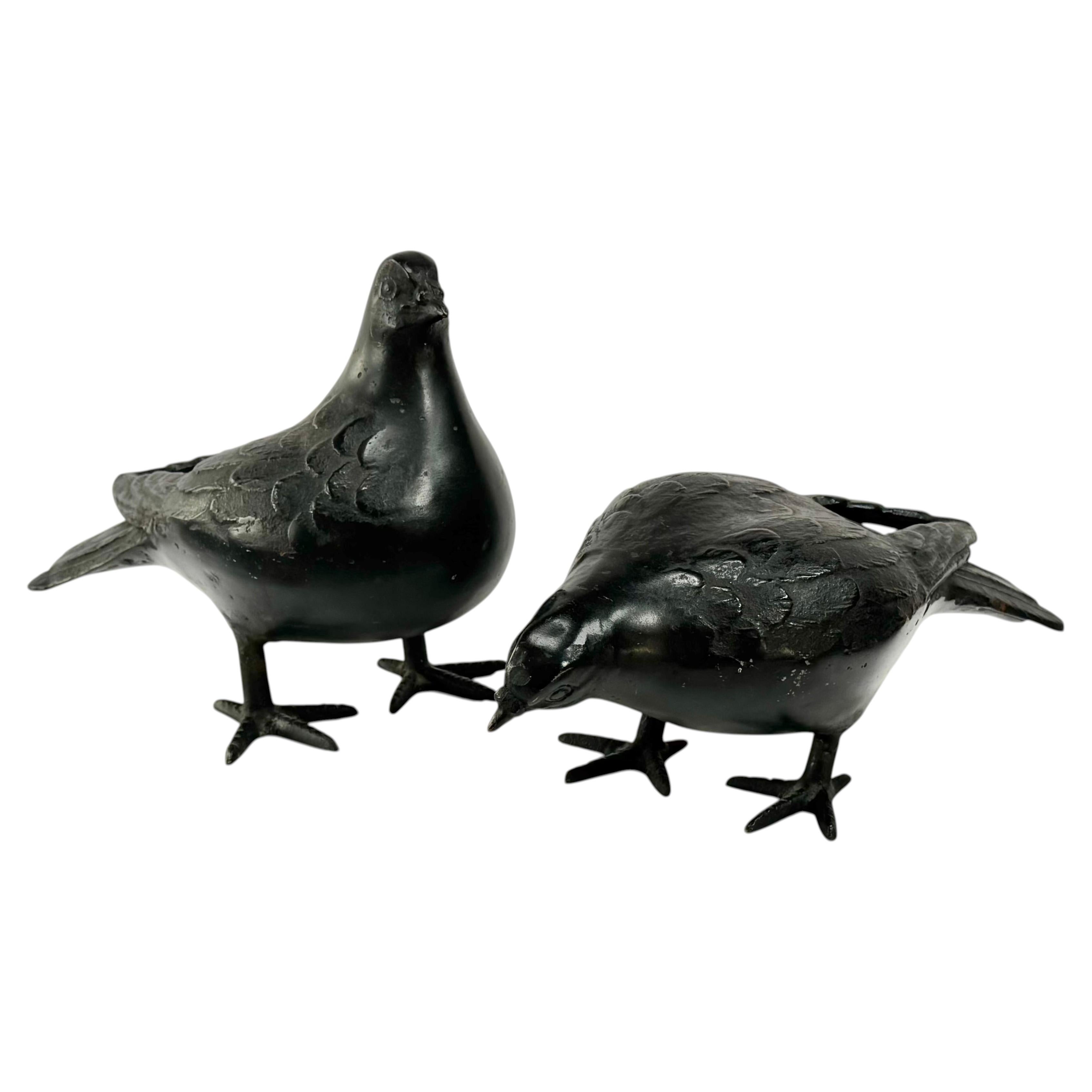Ein Paar japanischer Vogelskulpturen aus Gusseisen, um die 1950er Jahre
