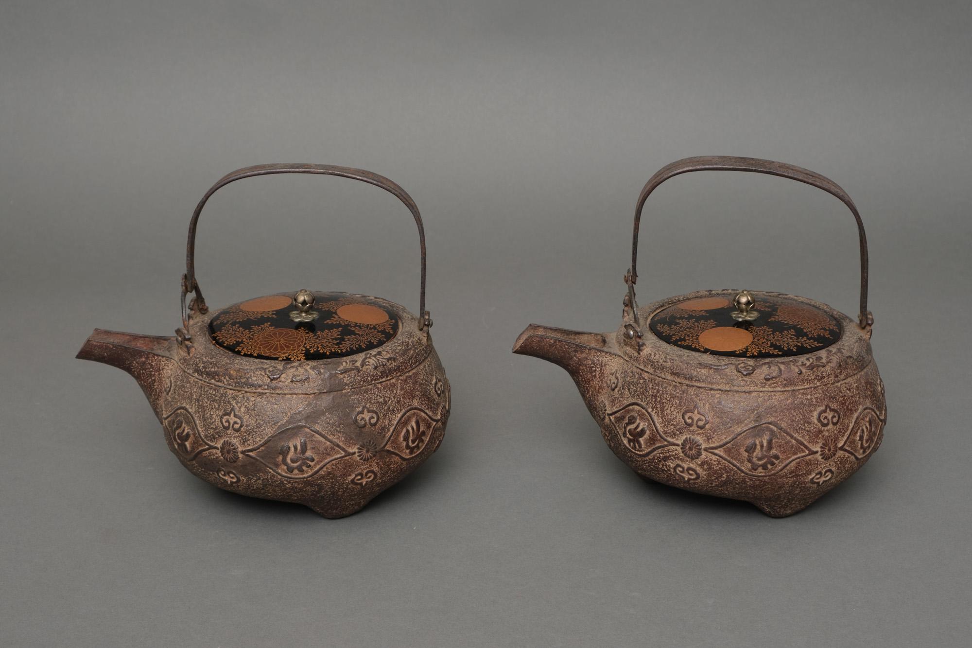 Pair of Japanese cast iron chôshi 銚子 (sake kettles) with lacquered lids In Good Condition In Amsterdam, NL