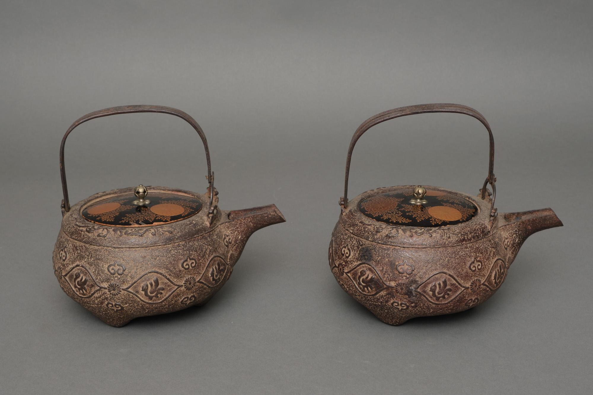 Silver Pair of Japanese cast iron chôshi 銚子 (sake kettles) with lacquered lids