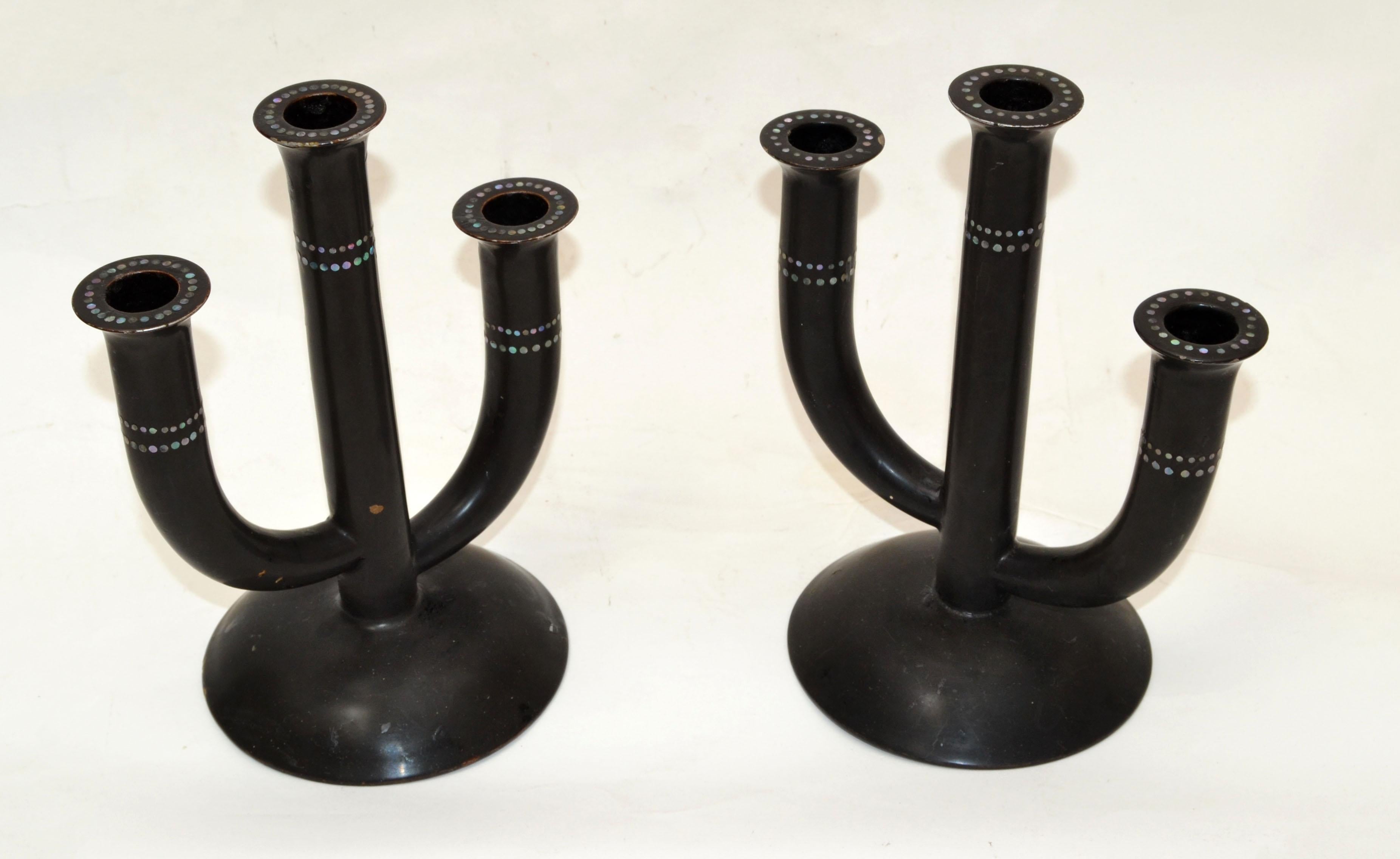 Mid-Century moderno Coppia di candelabri giapponesi in ceramica nera e madreperla Hand Made 1960 in vendita