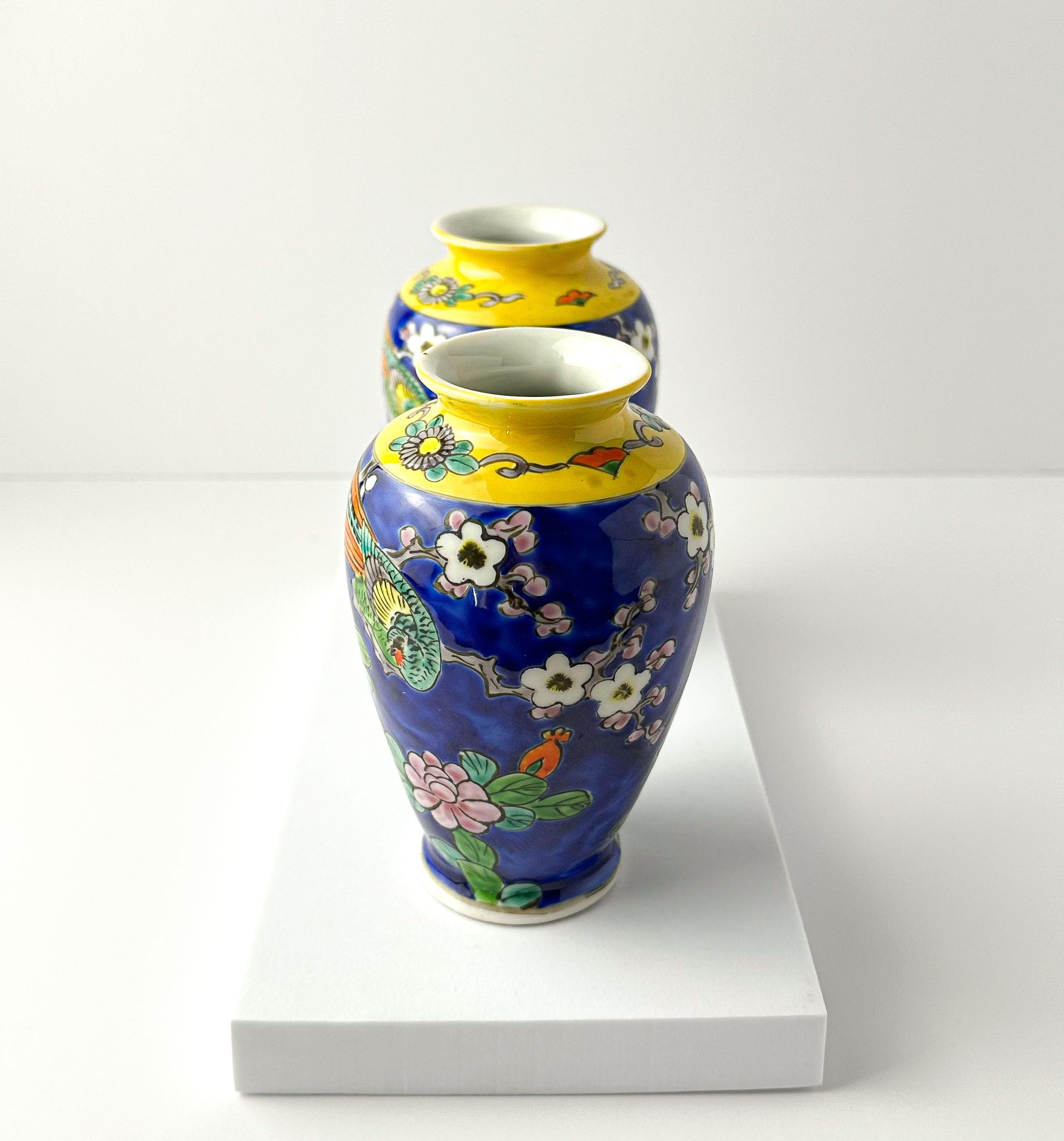 Chinoiseries Paire de vases à bourgeons en porcelaine bleue et jaune de style chinoiserie japonaise en vente