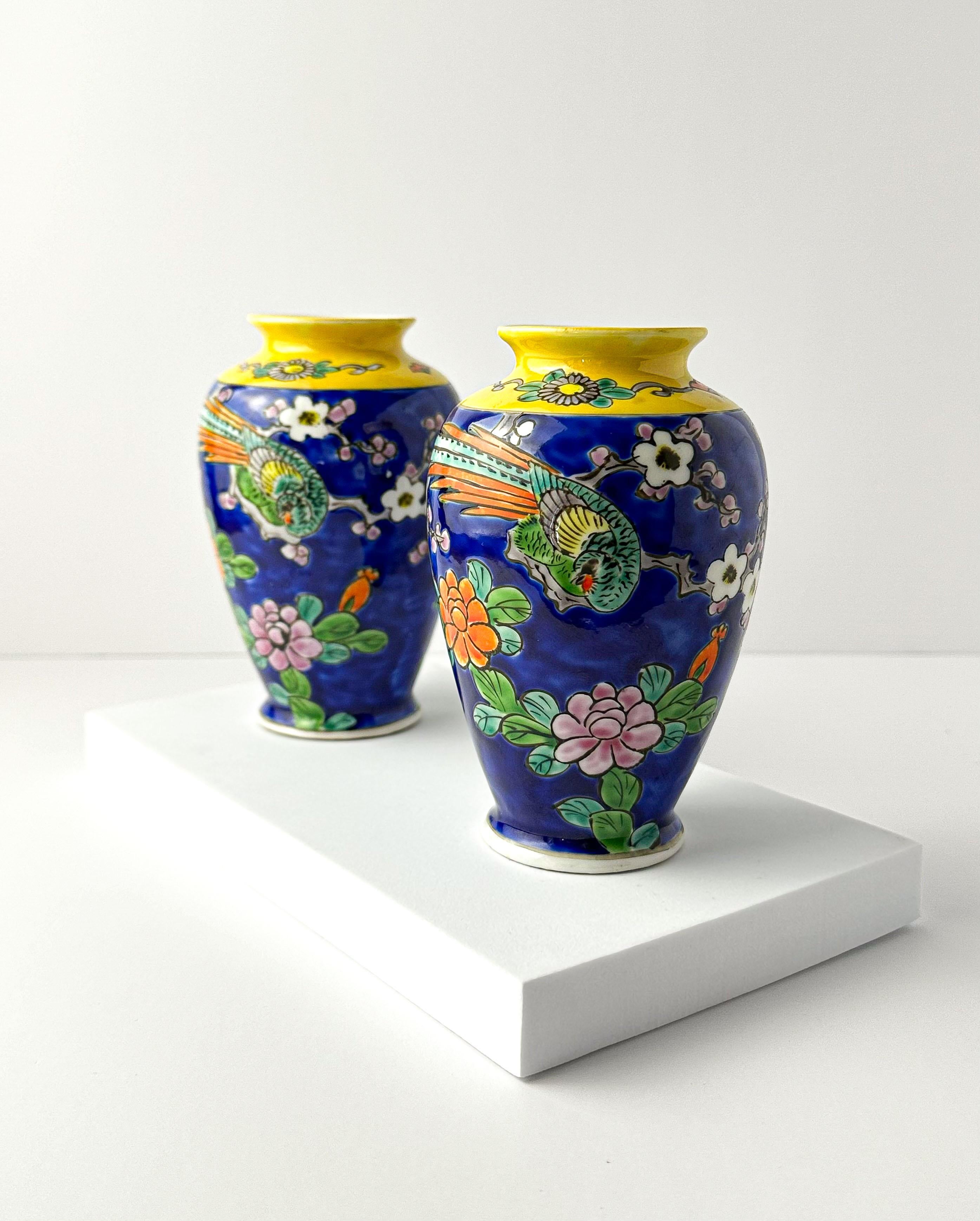 Japonais Paire de vases à bourgeons en porcelaine bleue et jaune de style chinoiserie japonaise en vente