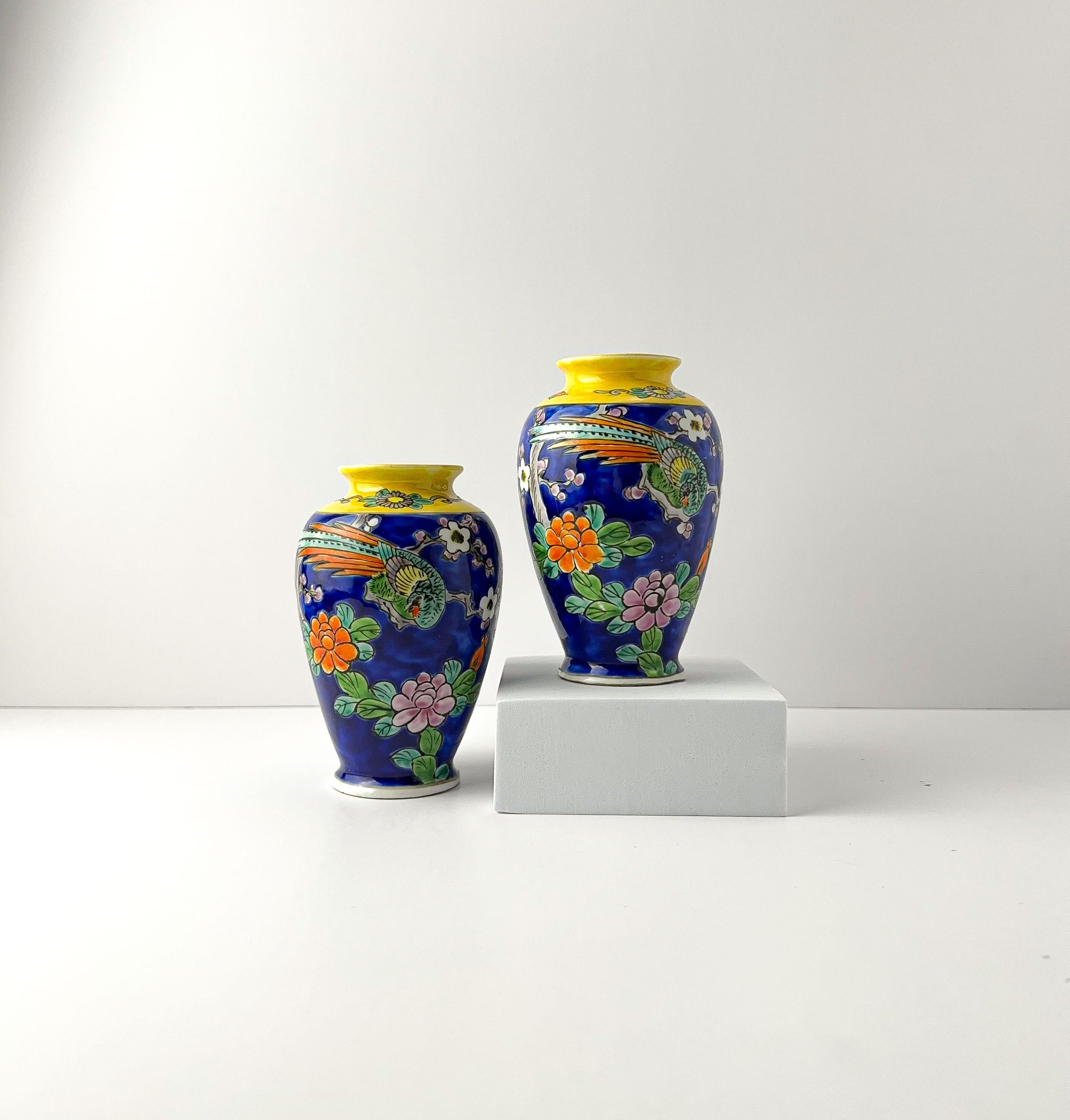 Émaillé Paire de vases à bourgeons en porcelaine bleue et jaune de style chinoiserie japonaise en vente