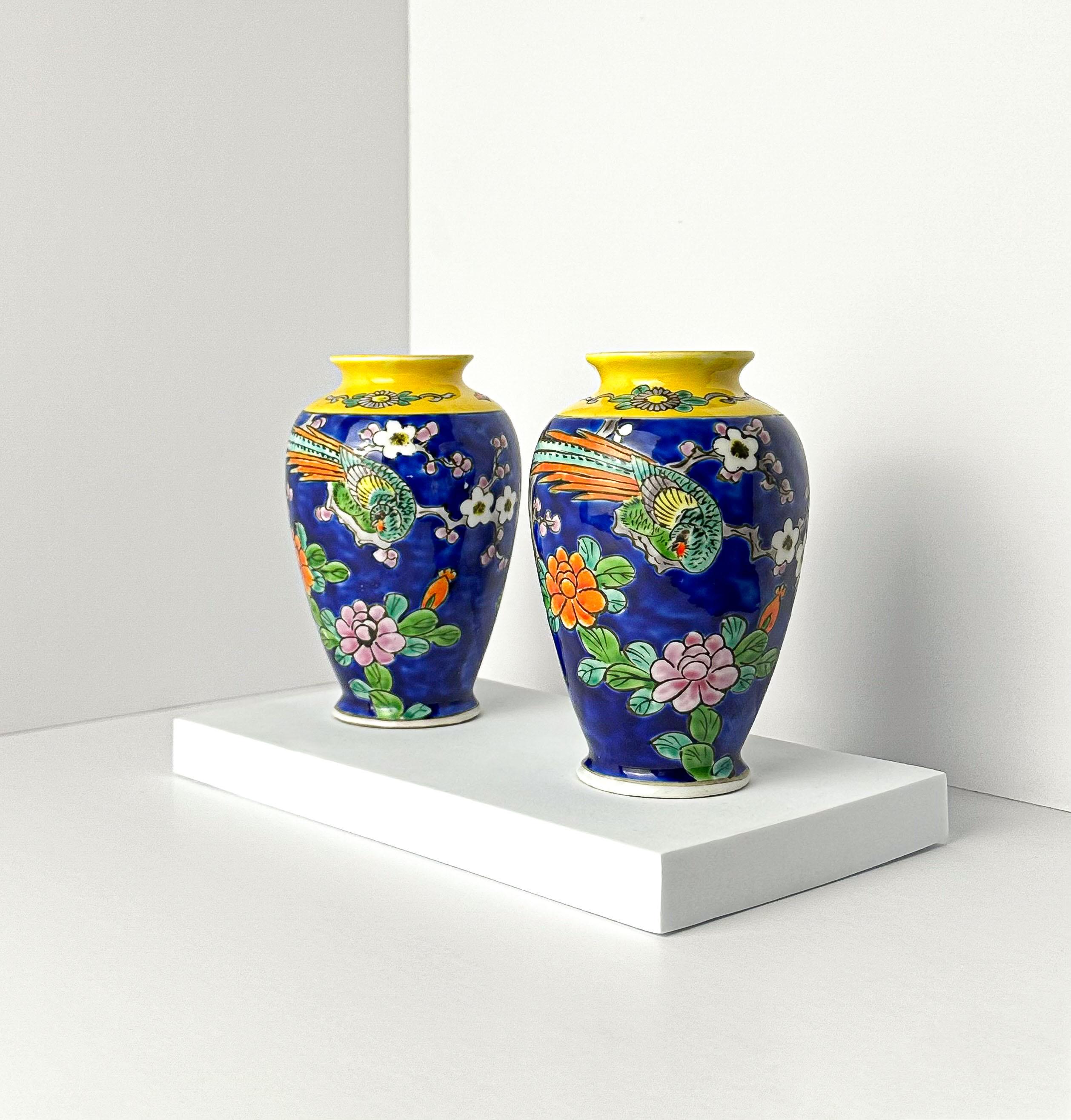 Paire de vases à bourgeons en porcelaine bleue et jaune de style chinoiserie japonaise Bon état - En vente à Glasgow, GB