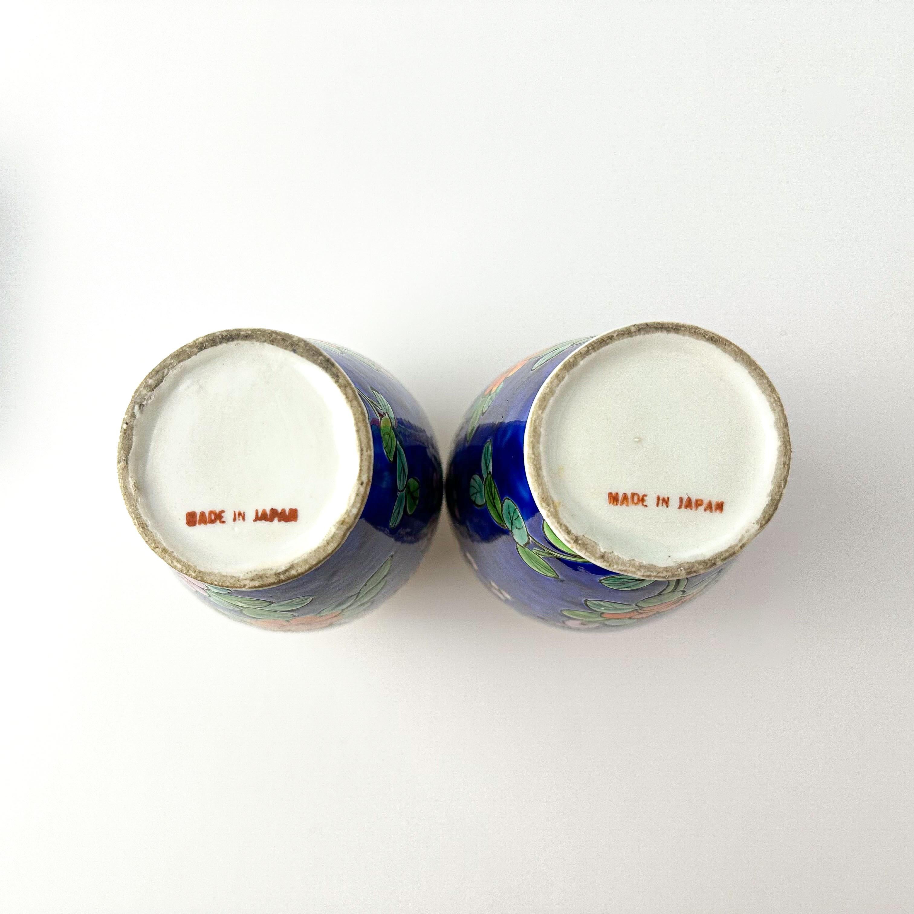 Milieu du XXe siècle Paire de vases à bourgeons en porcelaine bleue et jaune de style chinoiserie japonaise en vente