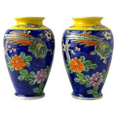 Coppia di vasi a bocciolo in porcellana blu e gialla in stile Chinoiserie giapponese