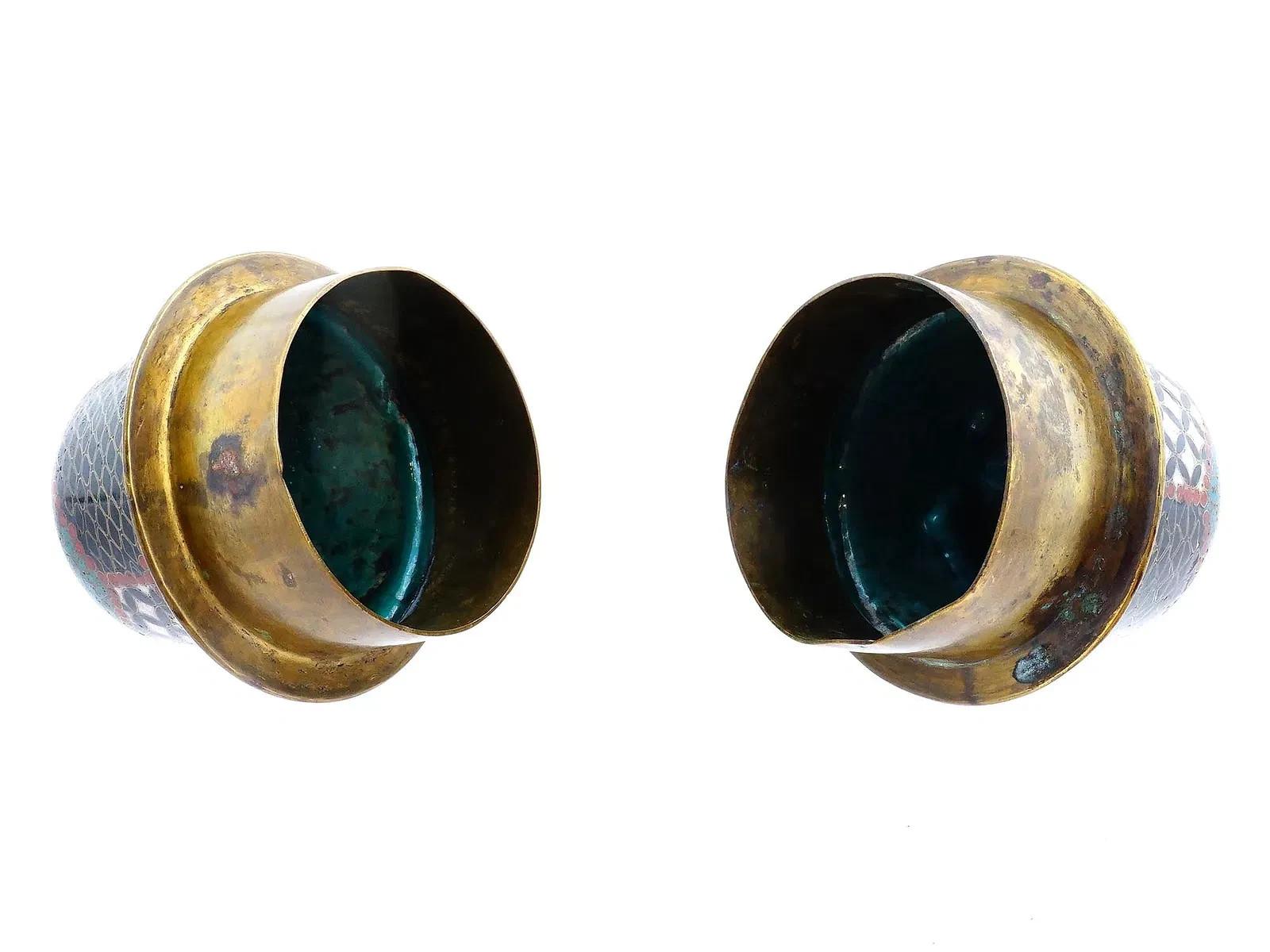 Pareja de jarras japonesas recubiertas de esmalte cloisonné Esmalte en venta