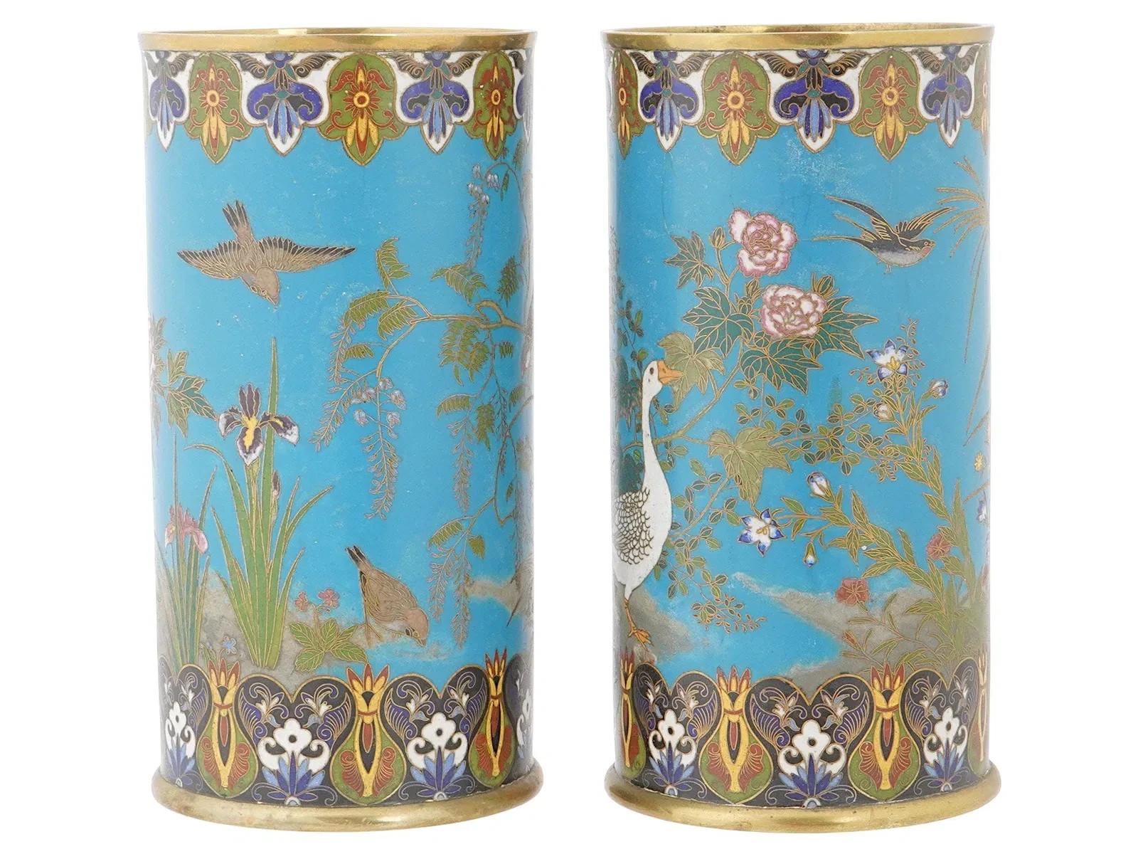 Pair of Japanese Cloisonne Enamel Ducks Birds and Floral Turquoise Grounds Vases (Meiji-Periode) im Angebot
