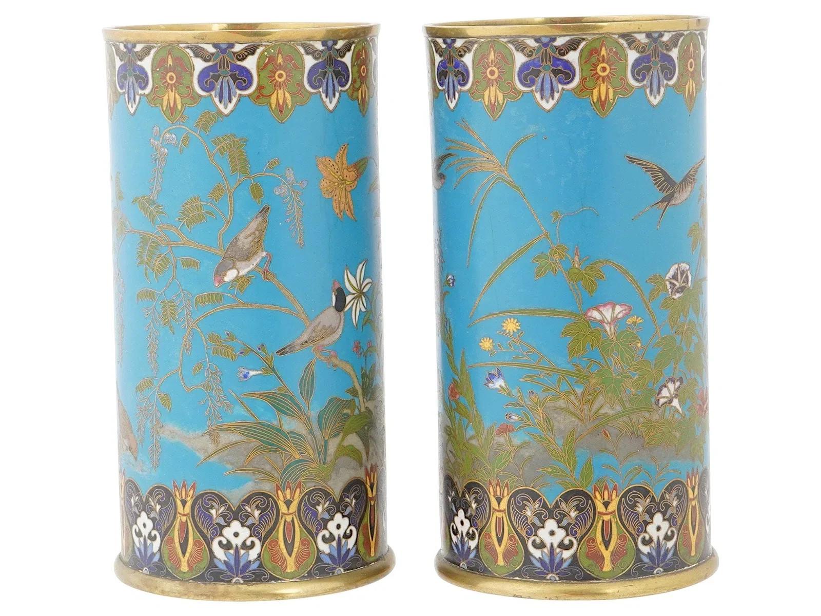 Pair of Japanese Cloisonne Enamel Ducks Birds and Floral Turquoise Grounds Vases (Japanisch) im Angebot